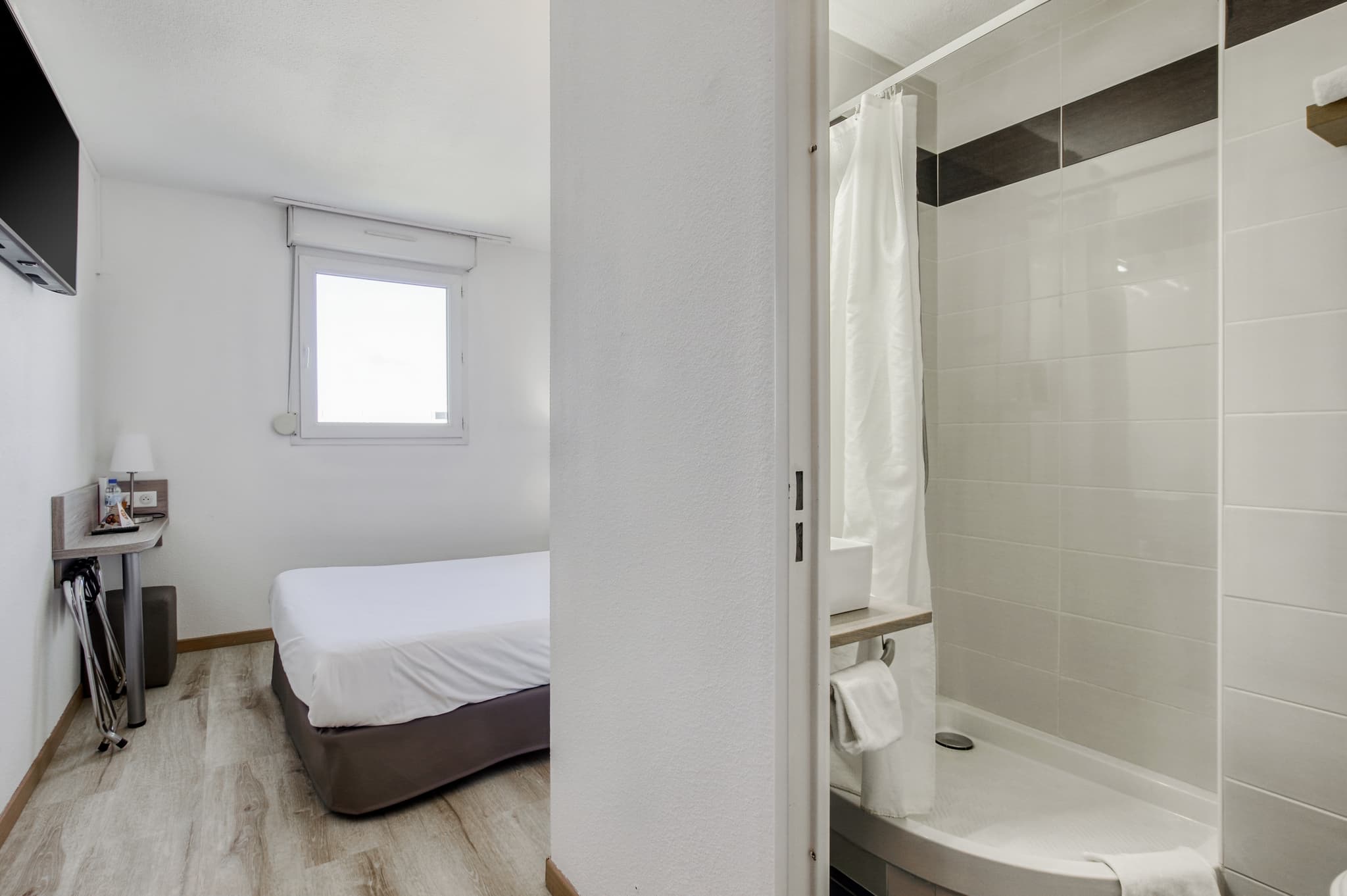 vue d'ensemble chambe salle de bain