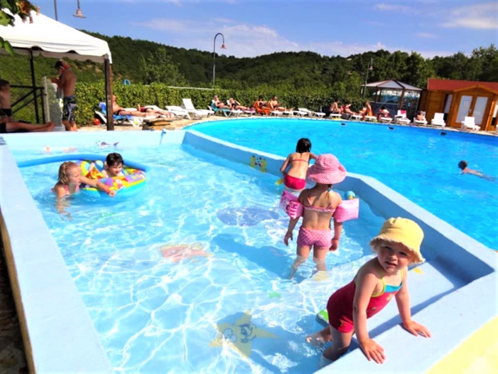 Piscine avec pateaugeoire et toboggan