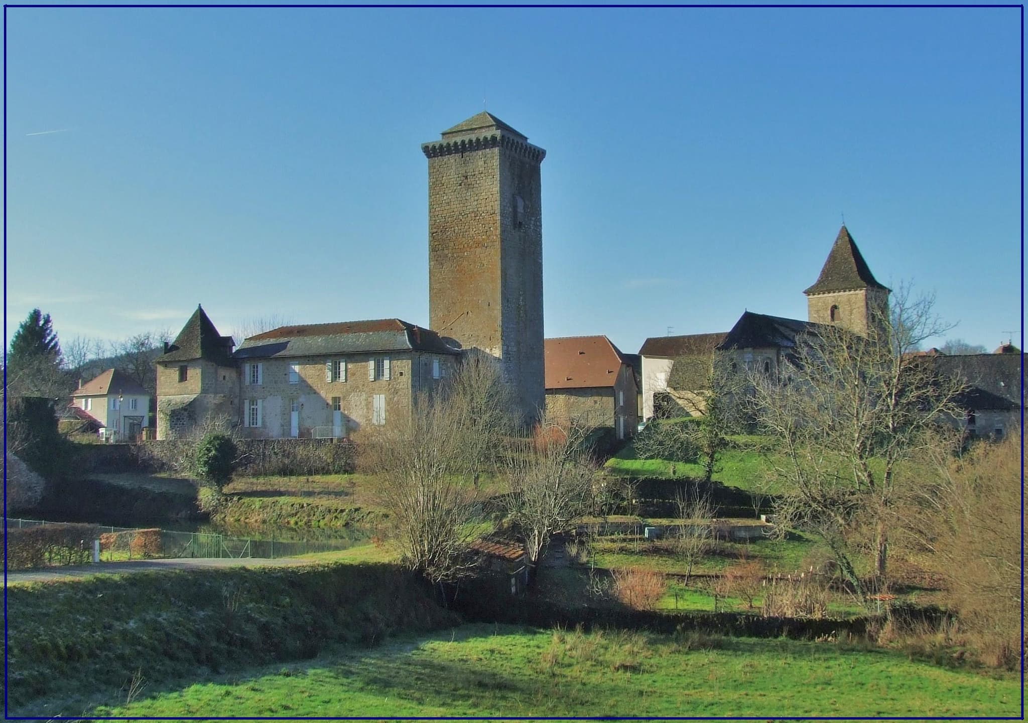 Tour médiévale du XIIIe et ses fresques