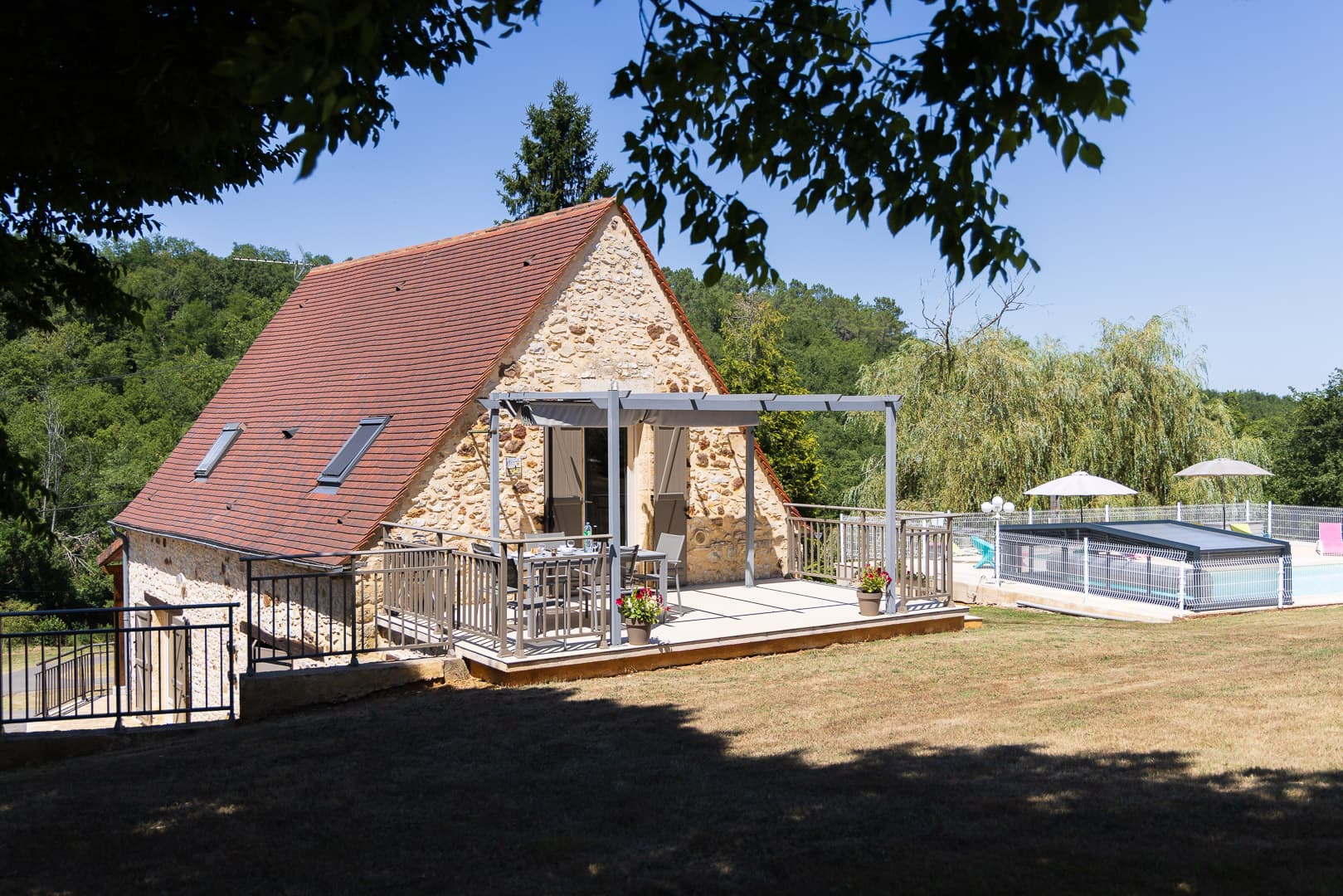 Façade et piscine