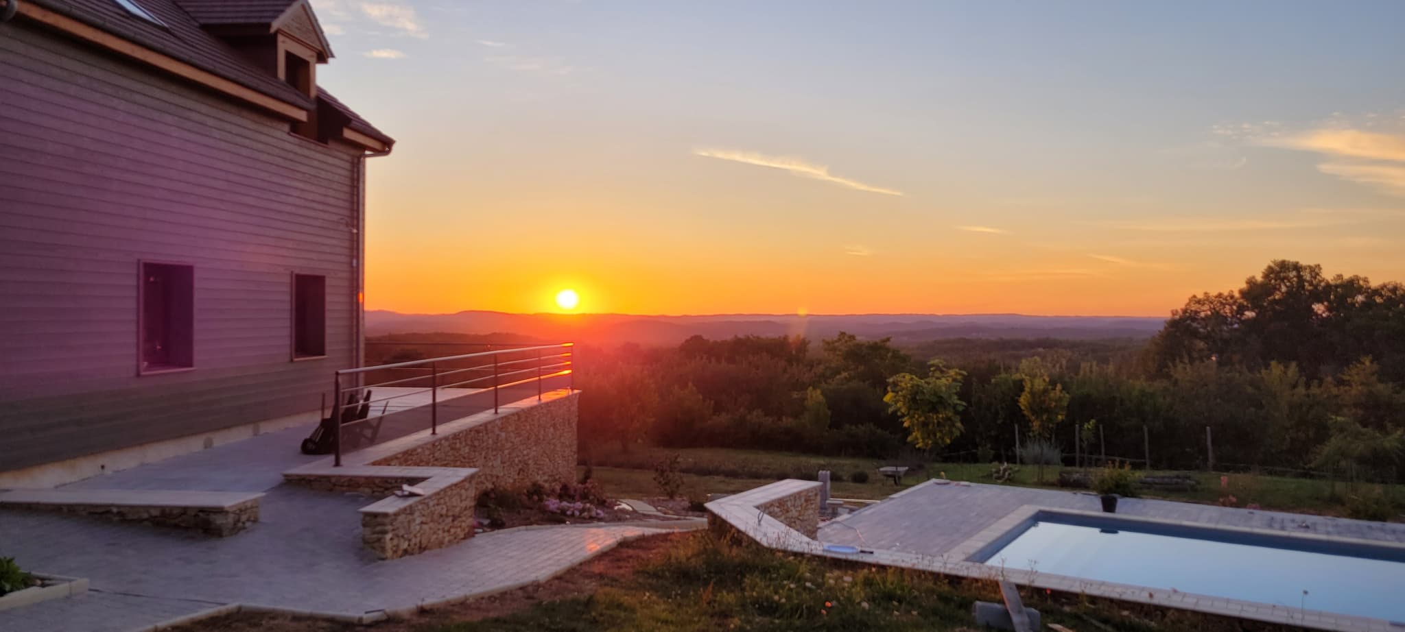 Vue extérieure sur la vallée et la piscine