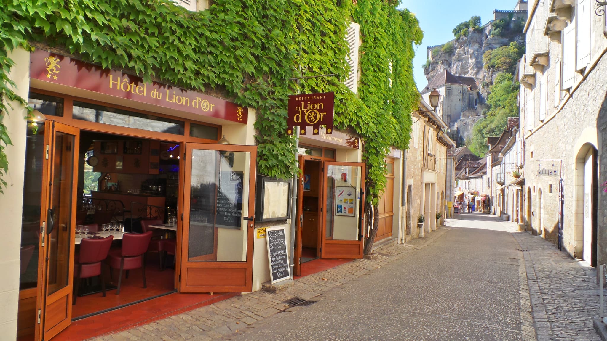 Entrée sur la rue principale