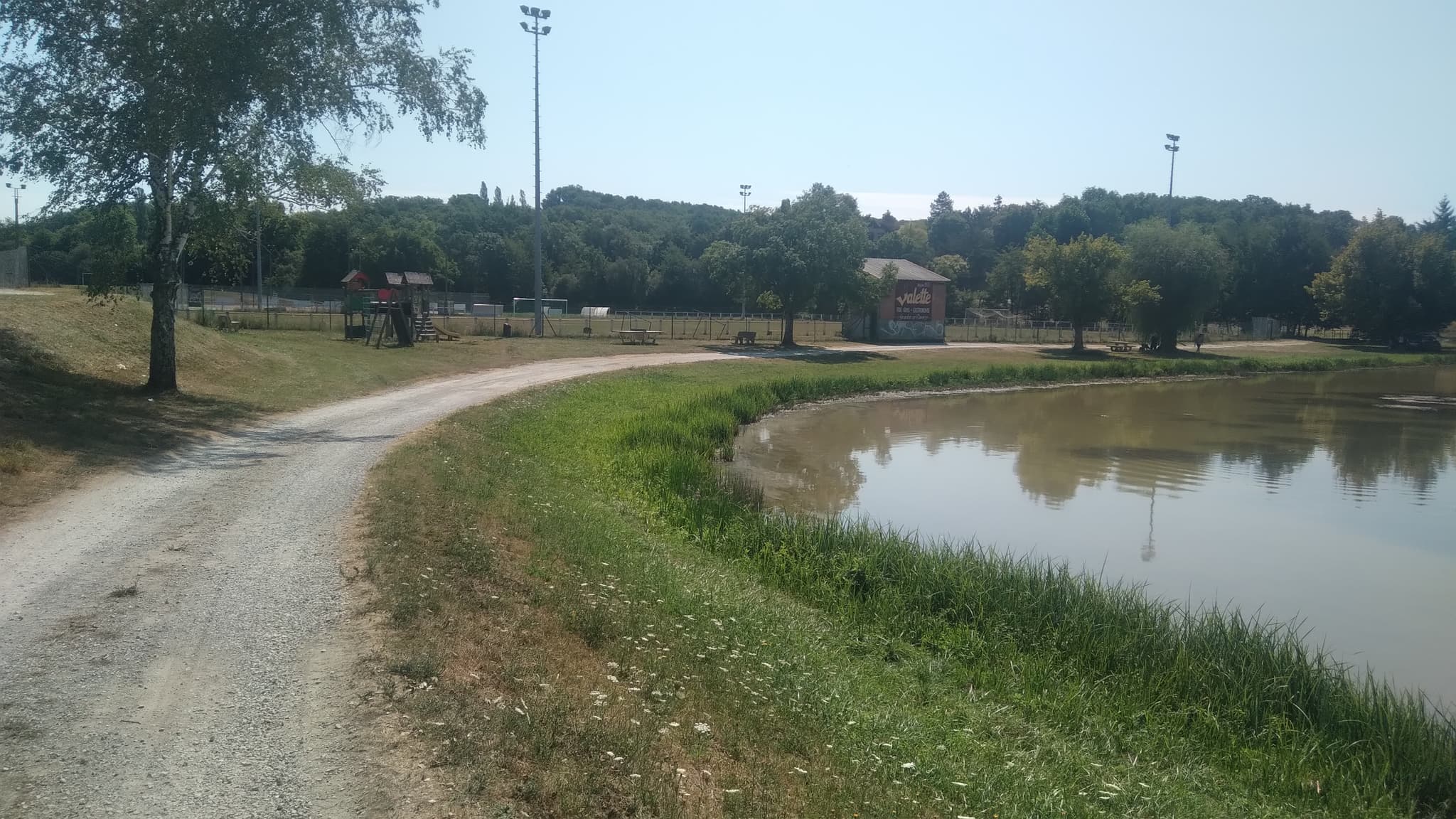 Aire De Pique-Nique Du Plan D'Eau