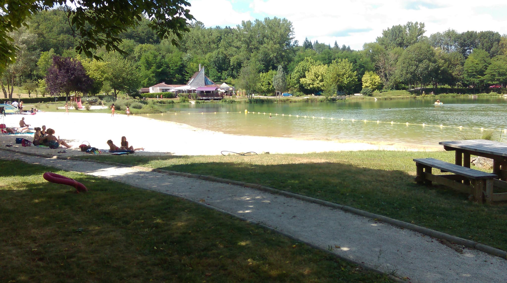 Plan d'eau Lamothe-Fénelon vue plage