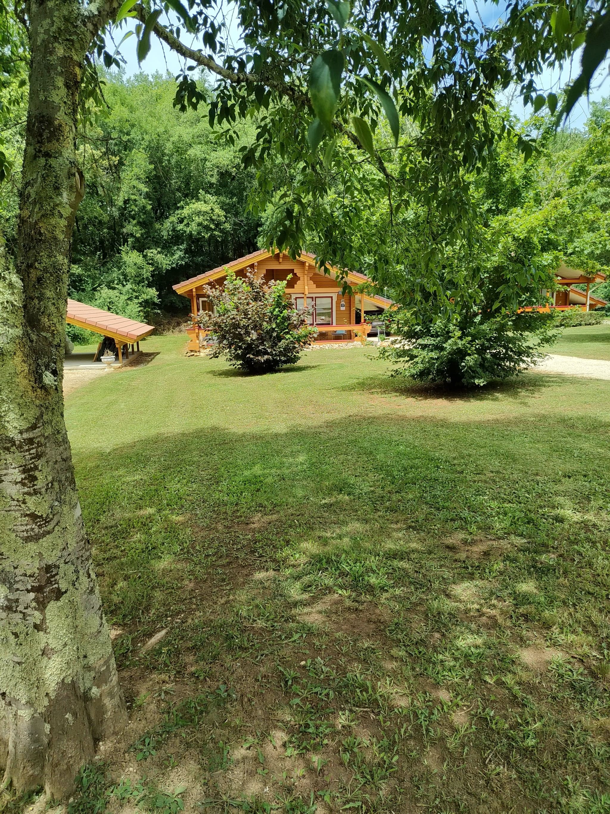 Chalet avec son allée et le jardin privatif