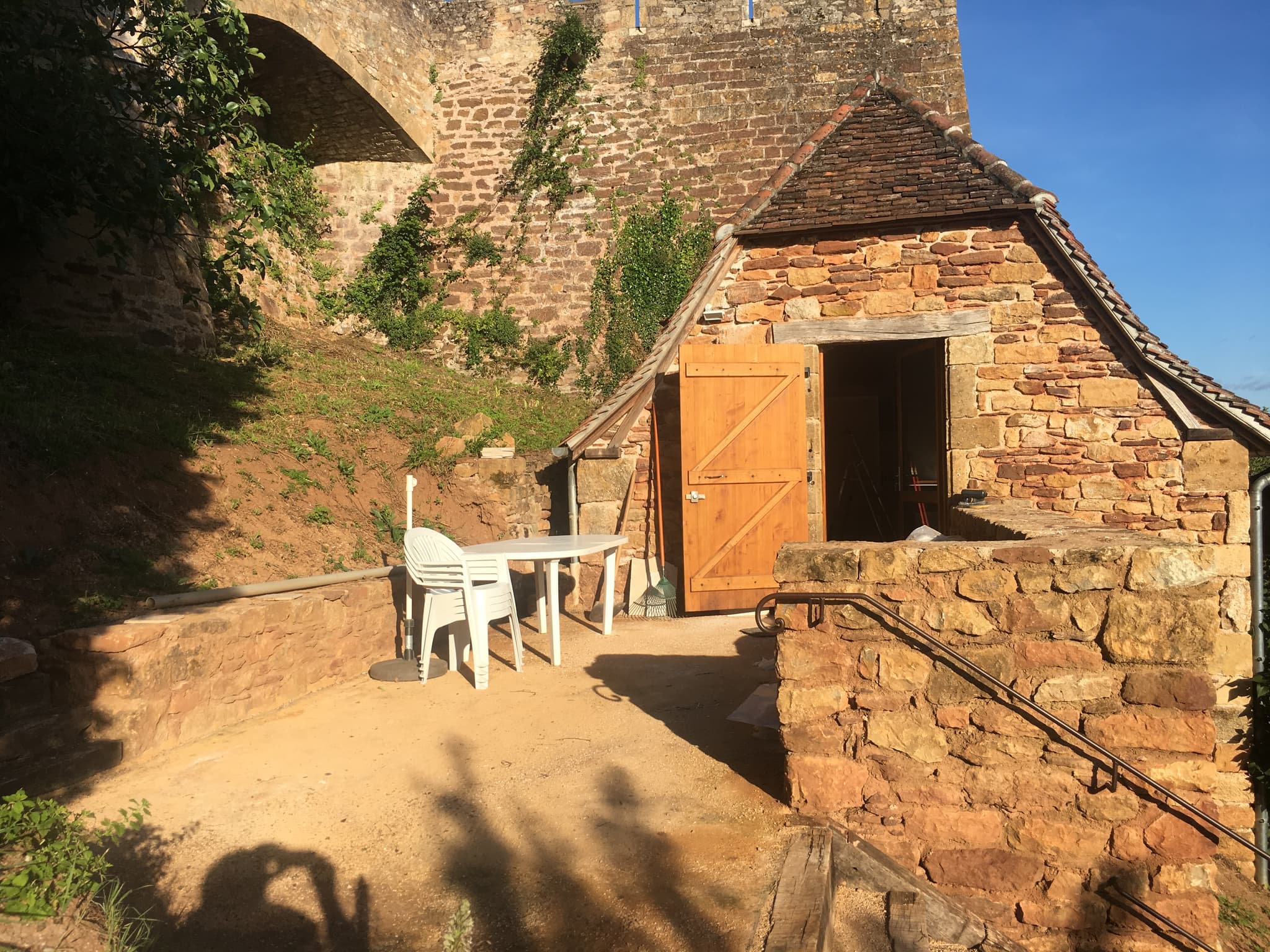 terrasse  sous les remparts du chateau -
