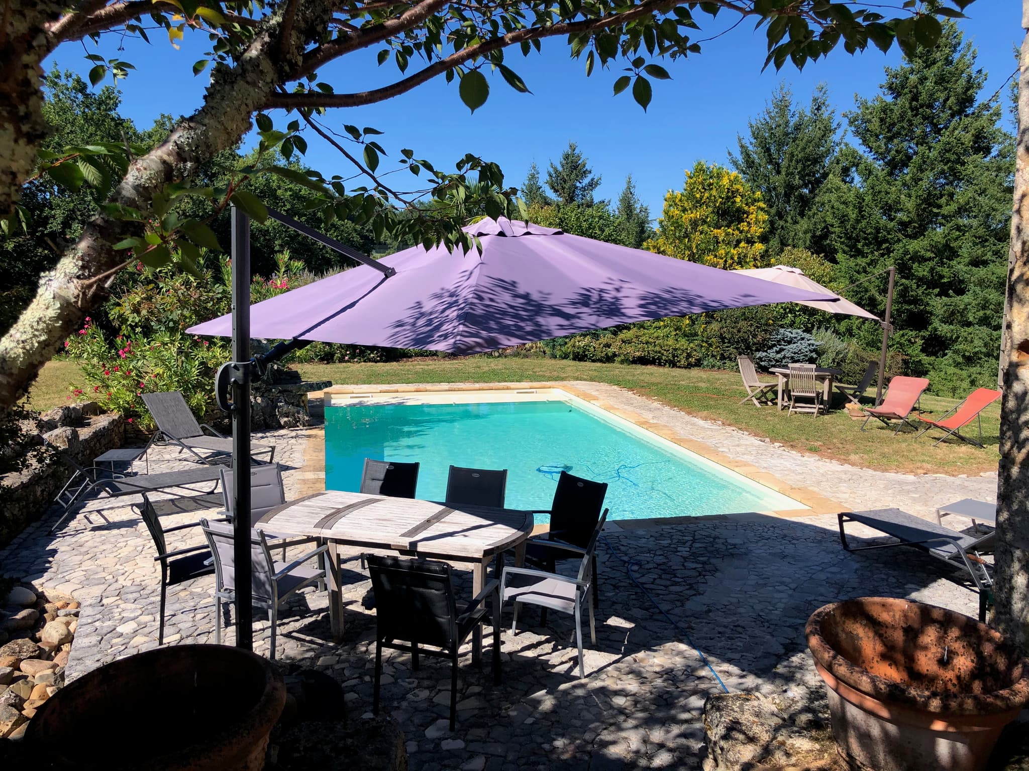 A l'arrière de la maison,la PISCINE CHAUFFÉE (accès par un portillon)
