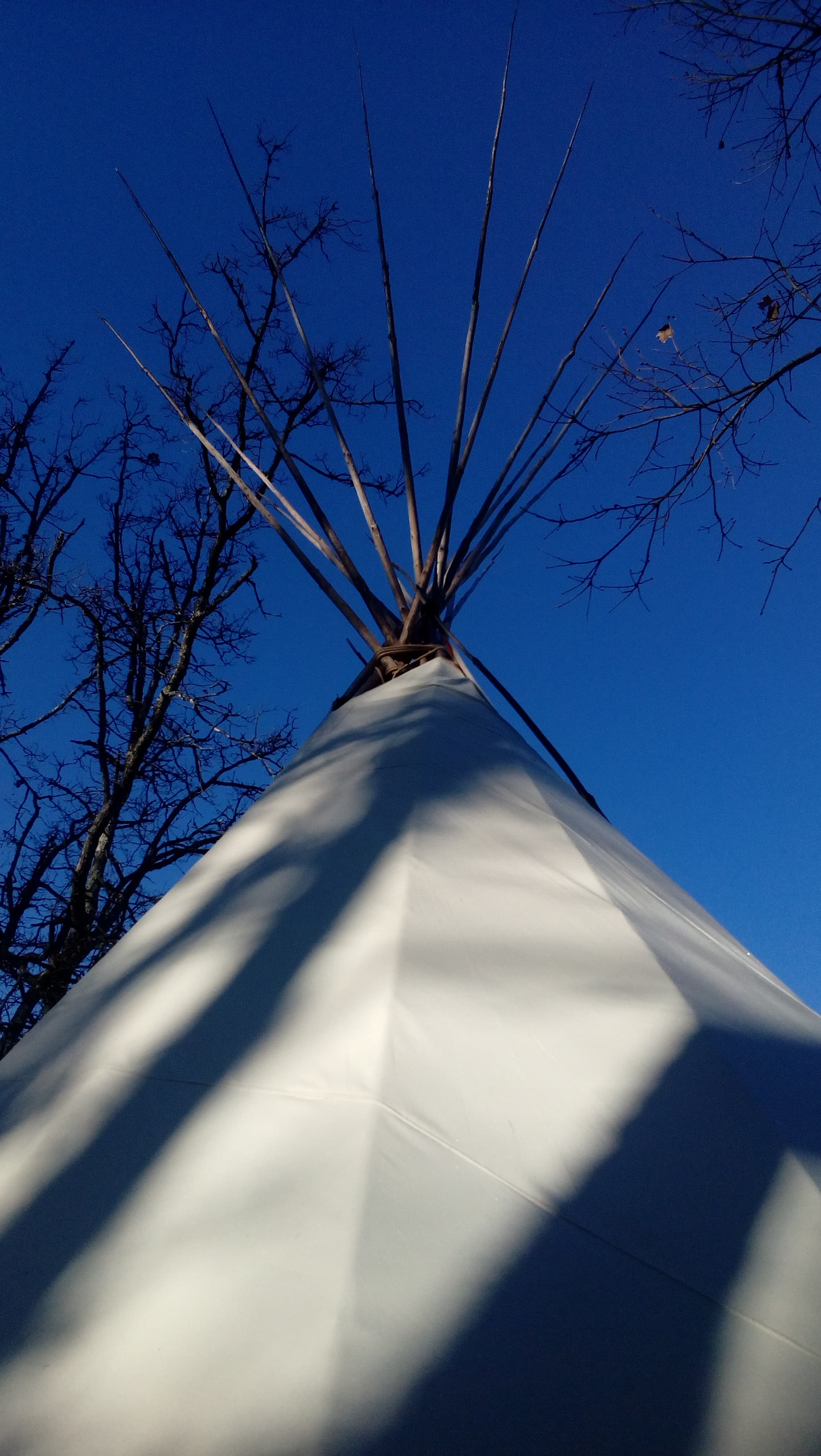 Tipi dans le bleu du ciel