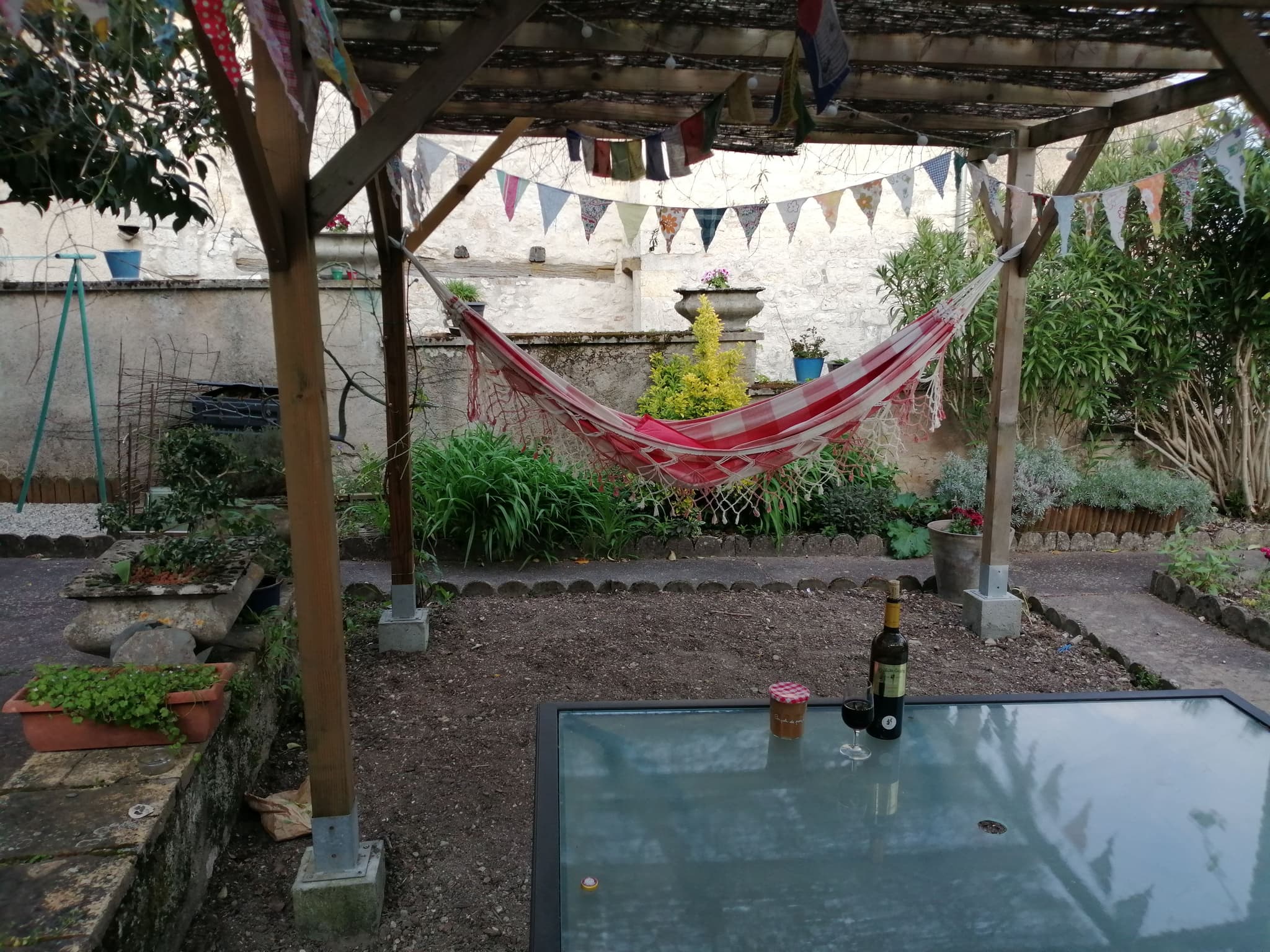 Sous la tonnelle.