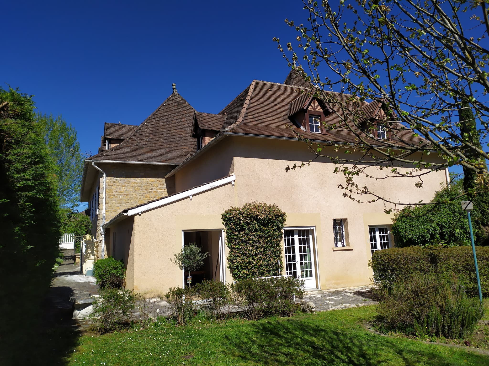 arrière maison et entrée du gîte
