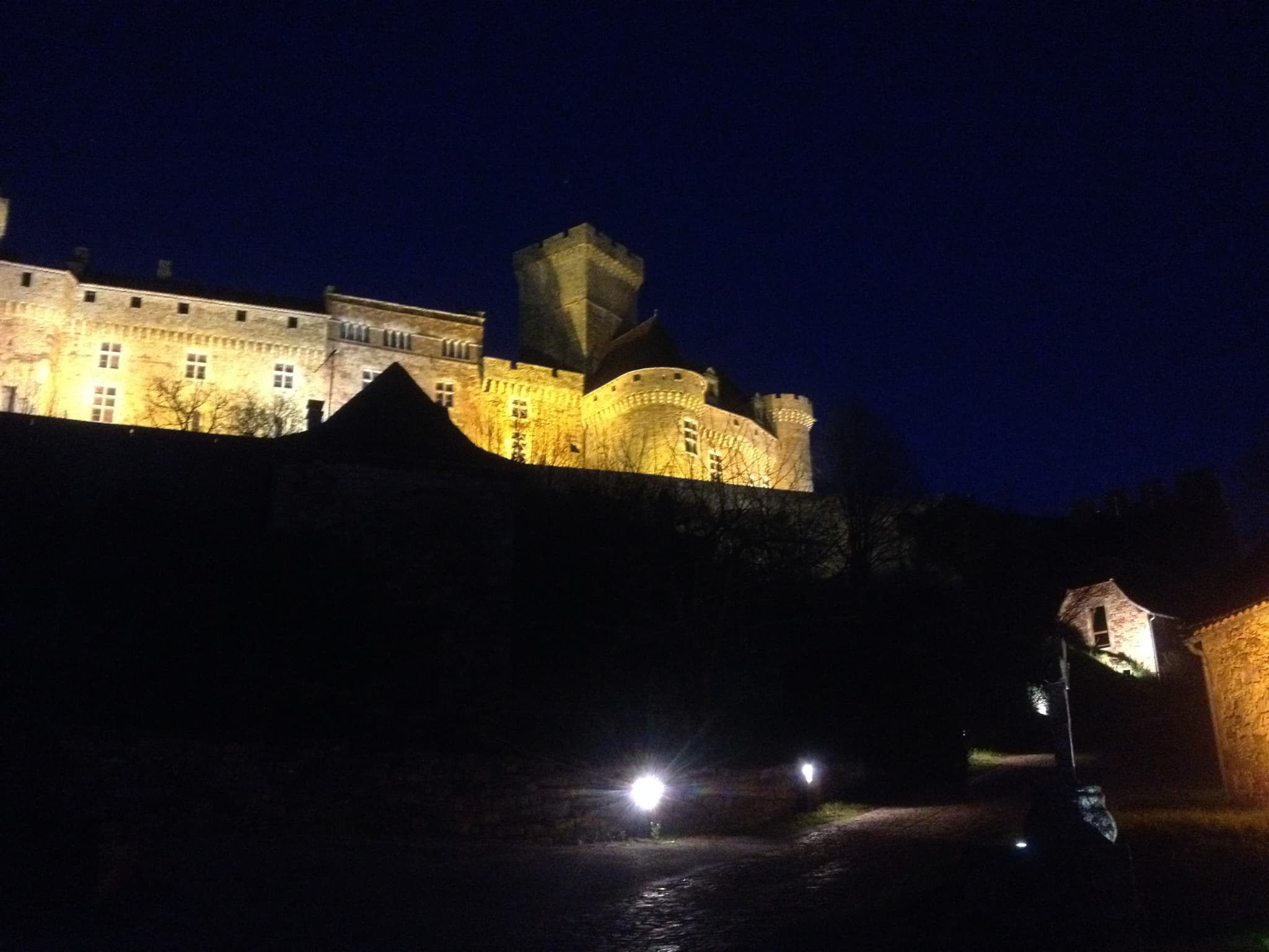 Le nid sous Les Remparts du Château de Castelnau