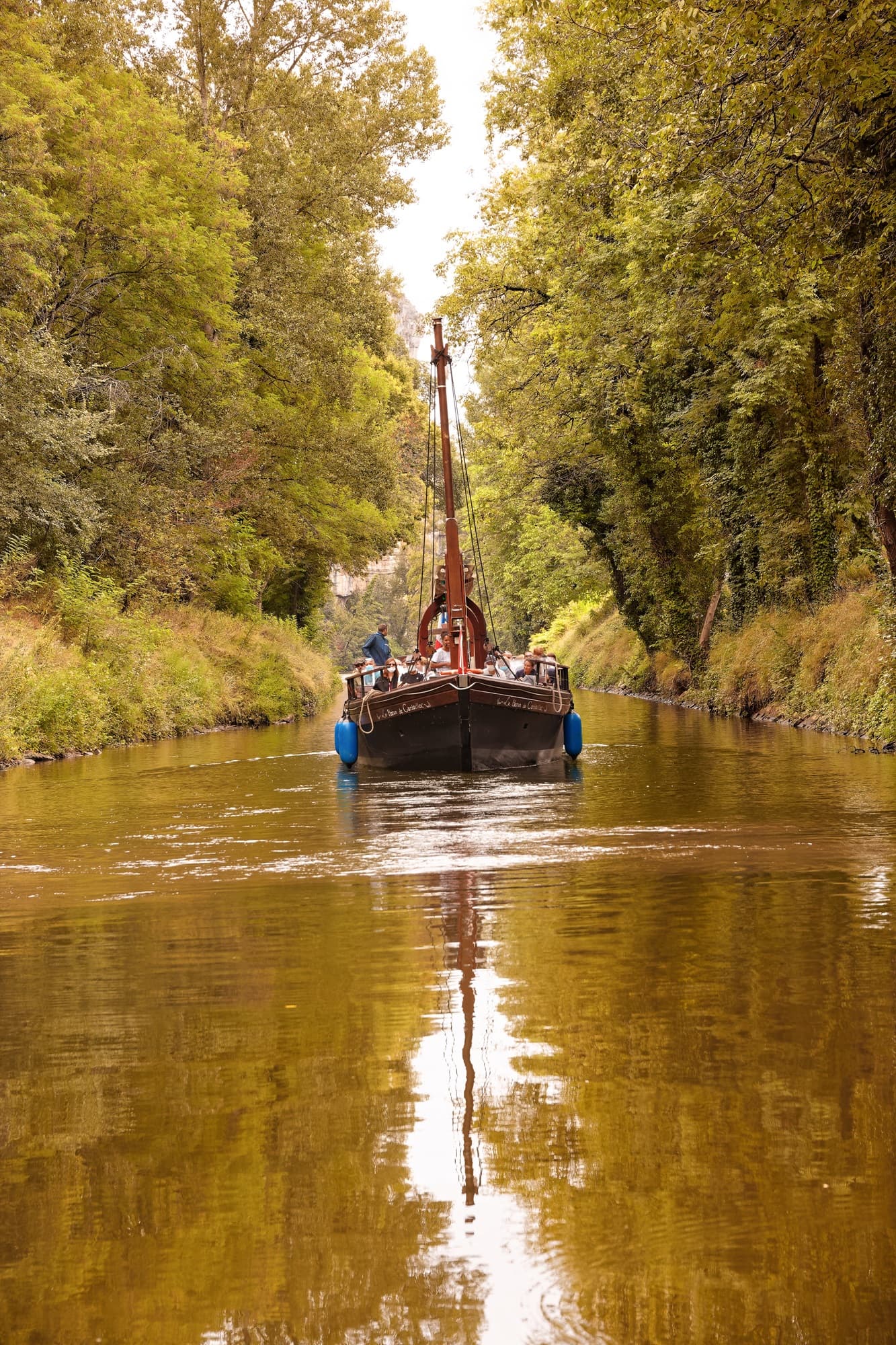 Gabare dans le canal