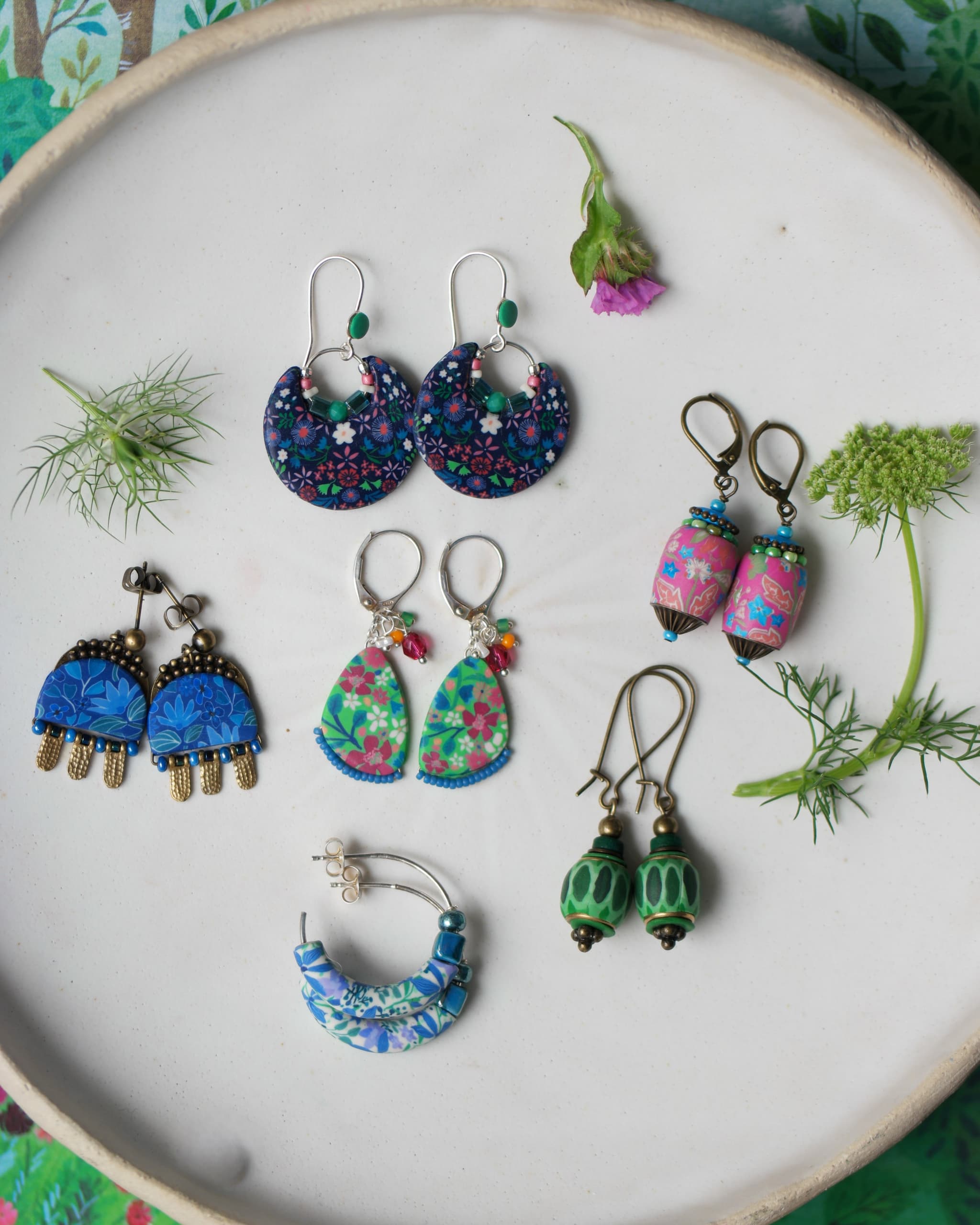 Bijoux colorés faits à la main