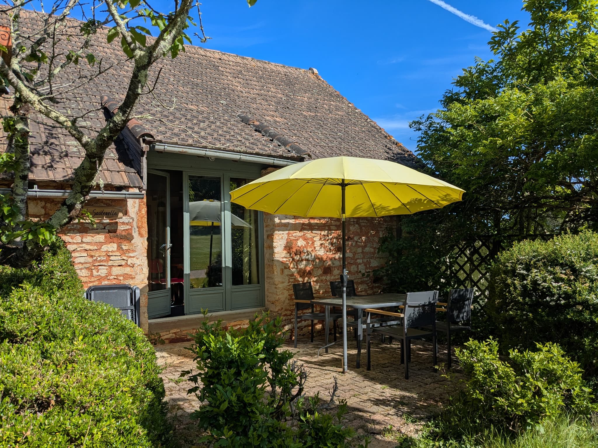 La Sauterelle (entrée et terrasse)