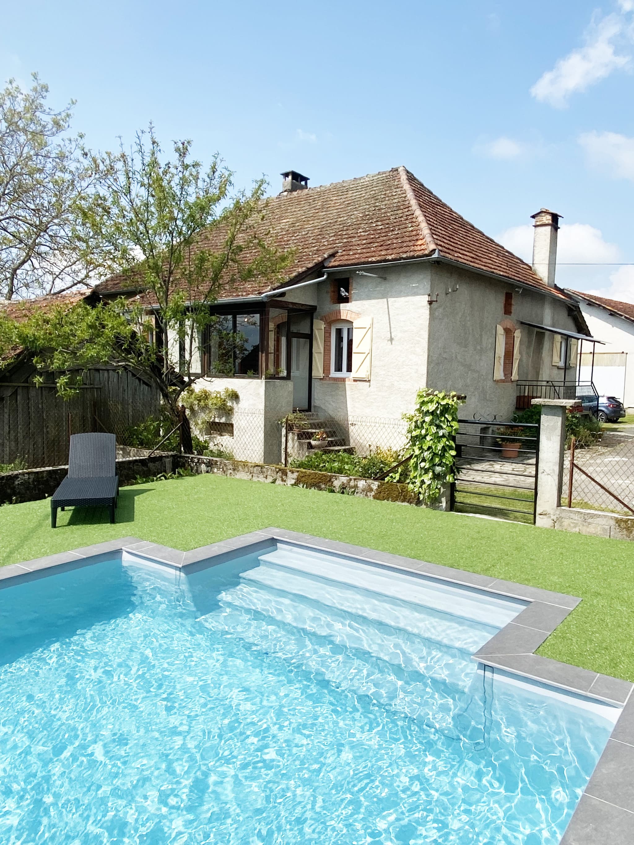 Vue du Gîte depuis la piscine