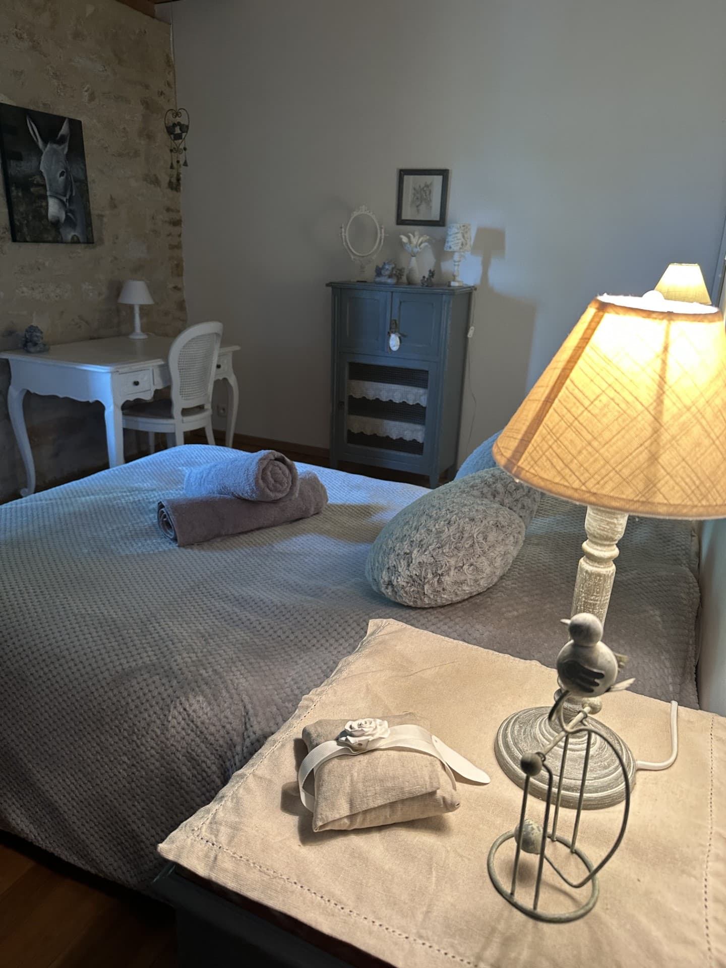 CHARME EN CAMPAGNE DANS ANCIEN PIGEONNIER AVEC CHARPENTE APPARENTE 2 PERSONNES