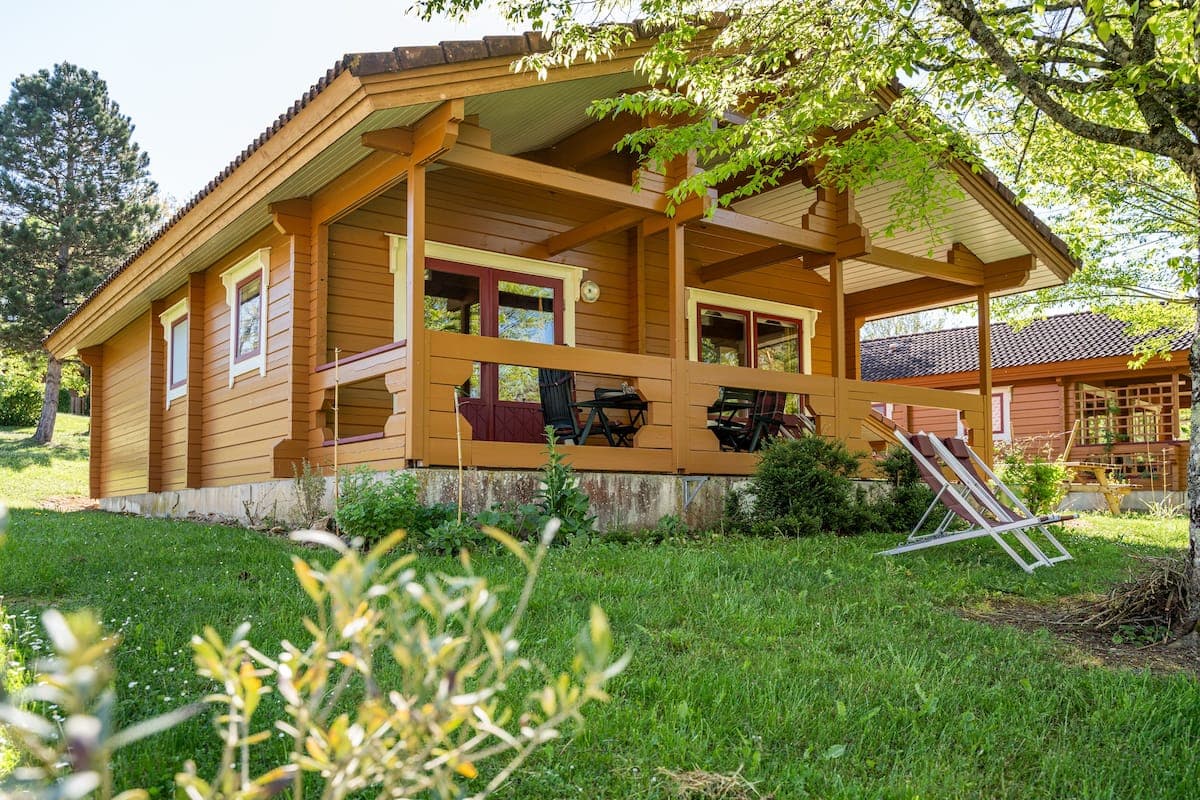 chalet paquerette ouvert sur un pré