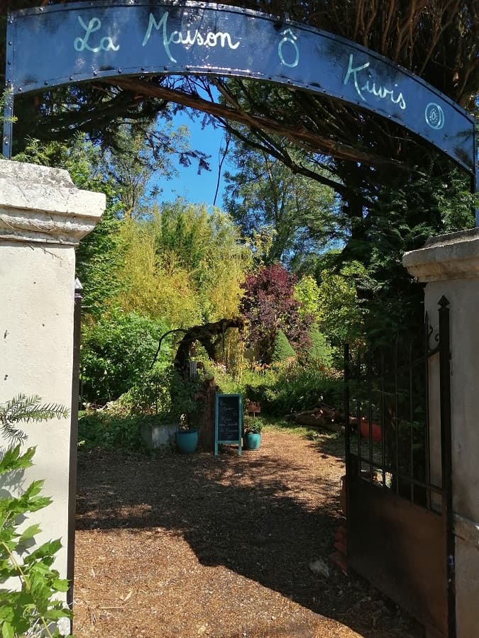 La maison ô kiwis-St Denis-les-Martel-L'entrée par le portail du jardin.
