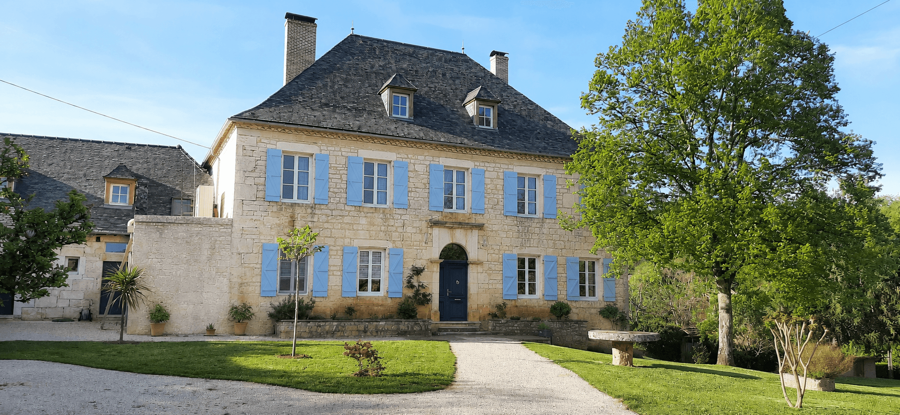 façade maison et jardin