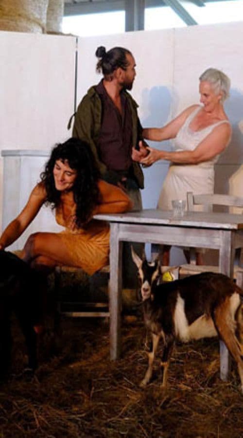 Théâtre dans les fermes : l’Île des Chèvres à Fons