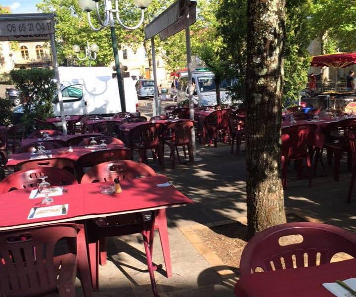 terrasse-Auberge-de-la-Place-Cazals