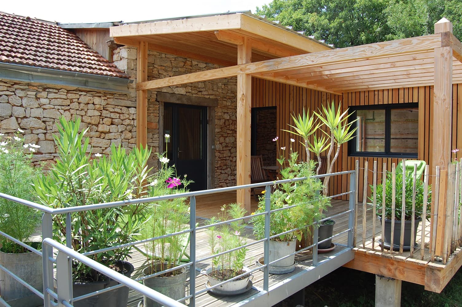 Terrasse à l'entrée