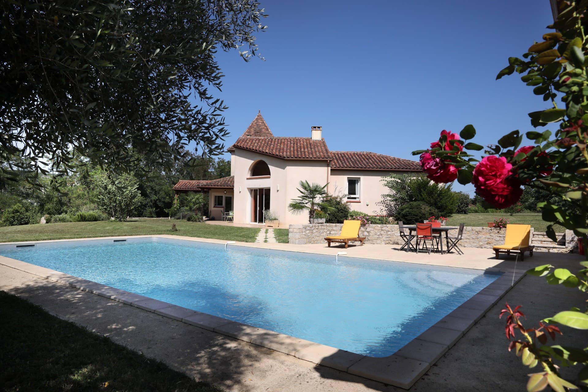 Vue sur la piscine et la maison