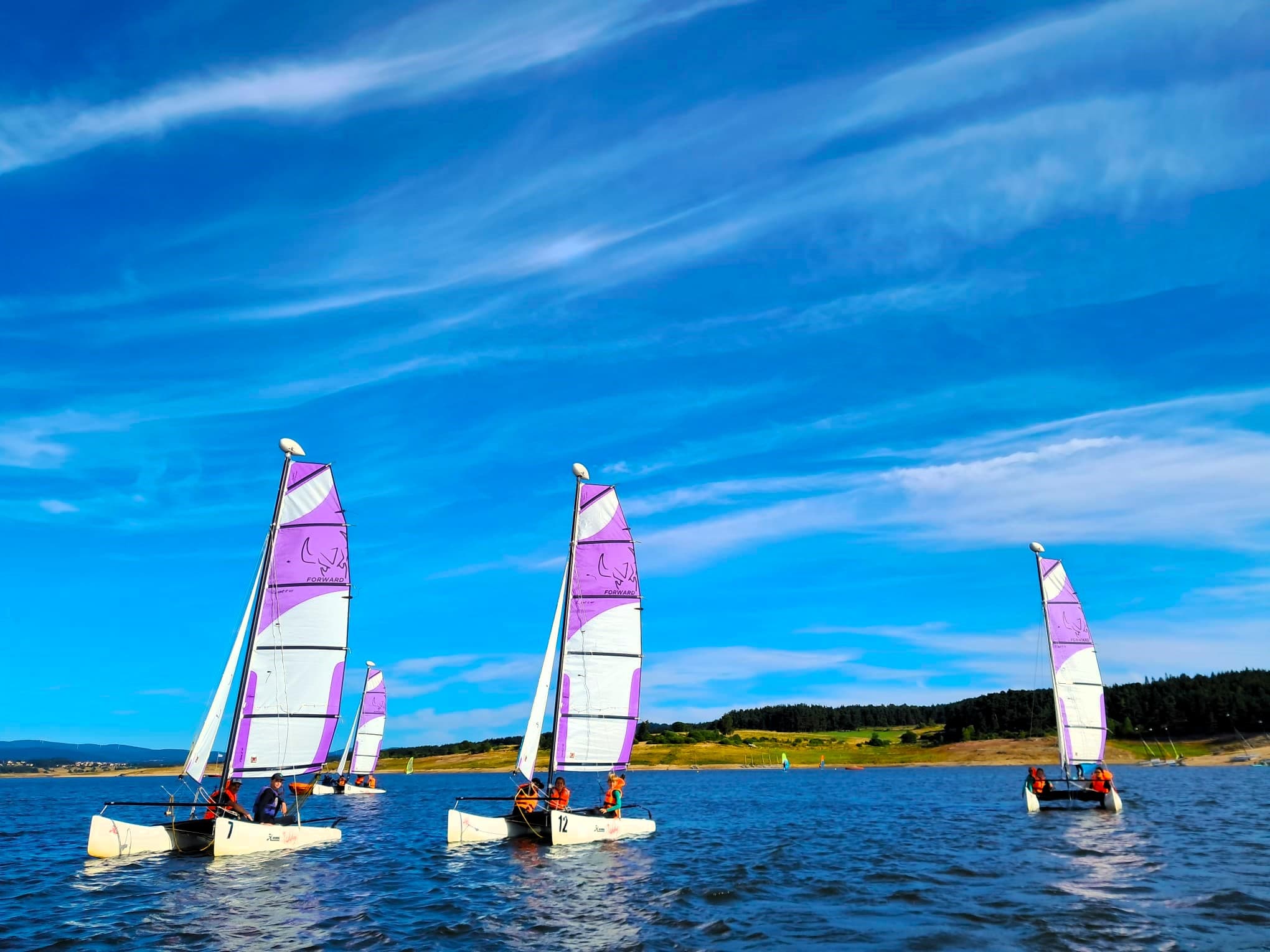 Un groupe en catamaran sur le Lac de Naussac