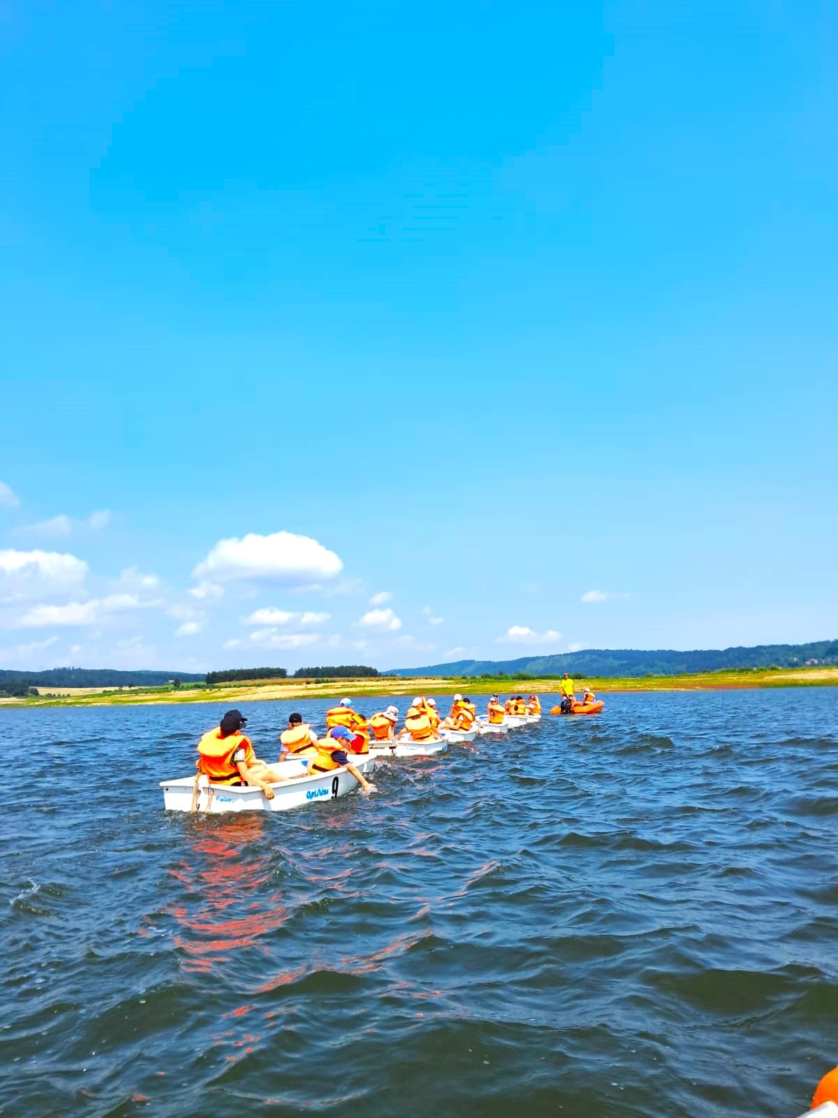 Optimists au remorquage sur le Lac de Naussac