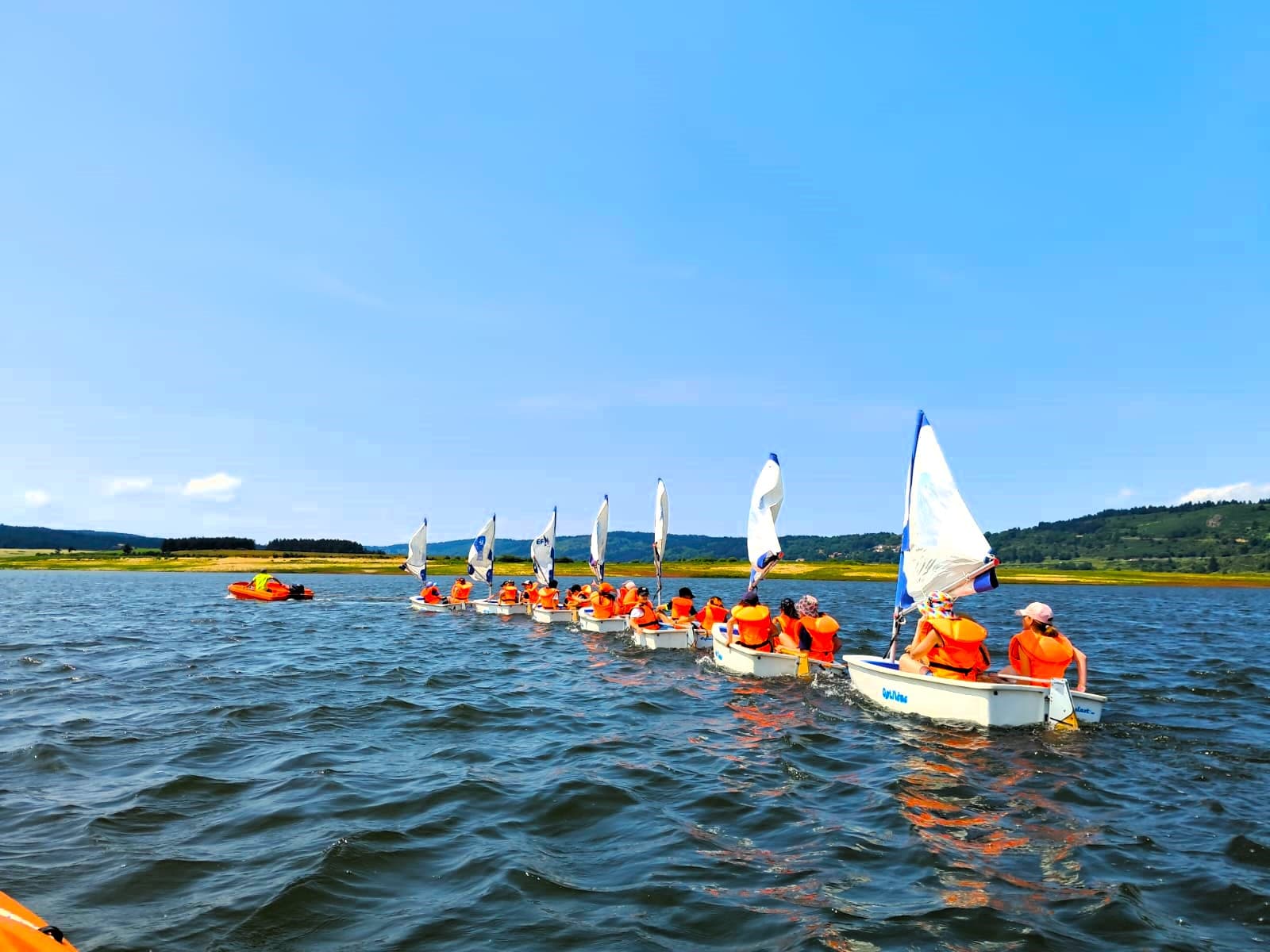 Optimists au remorquage sur le Lac de Naussac