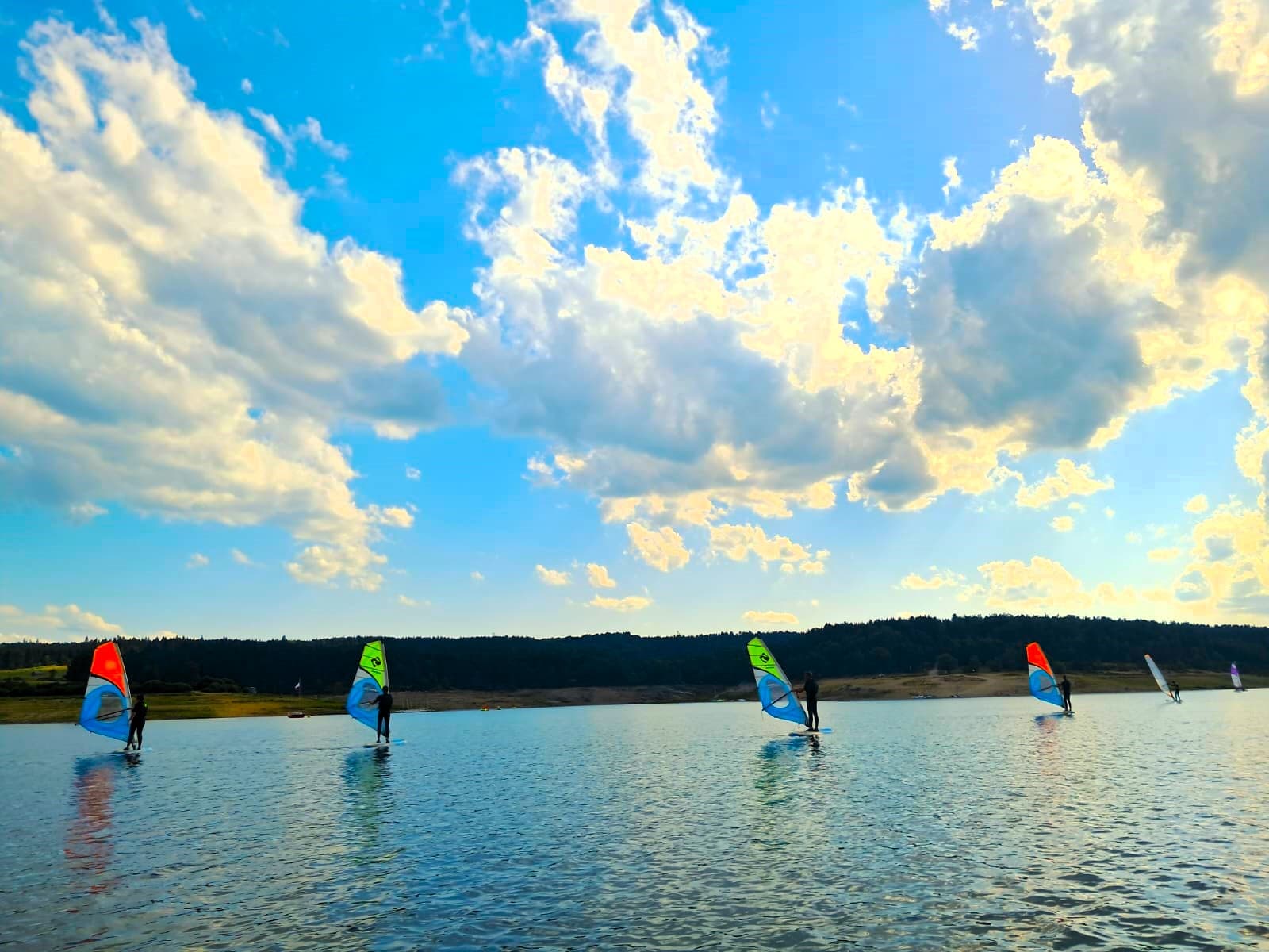 Un groupe en Planche à voile sur le Lac de Naussac