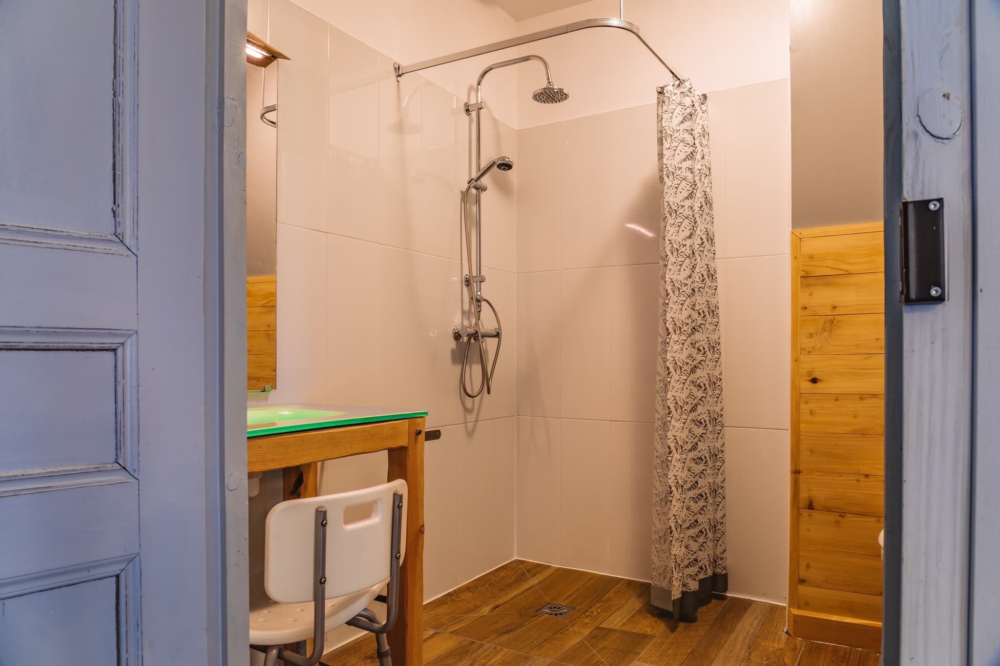 Salle d'eau adaptée pmr