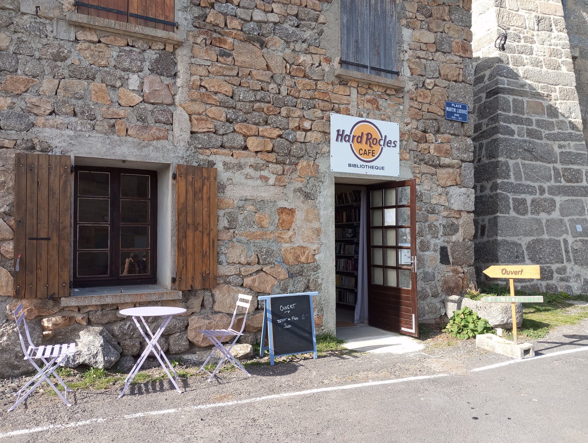 Hard Rocles Café