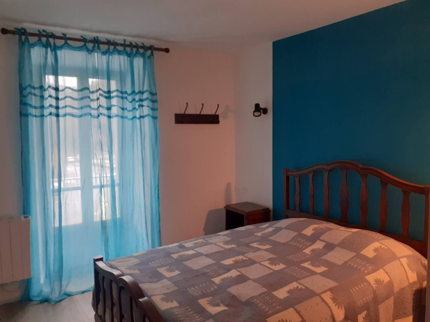 Chambre avec un lit doucle en 140