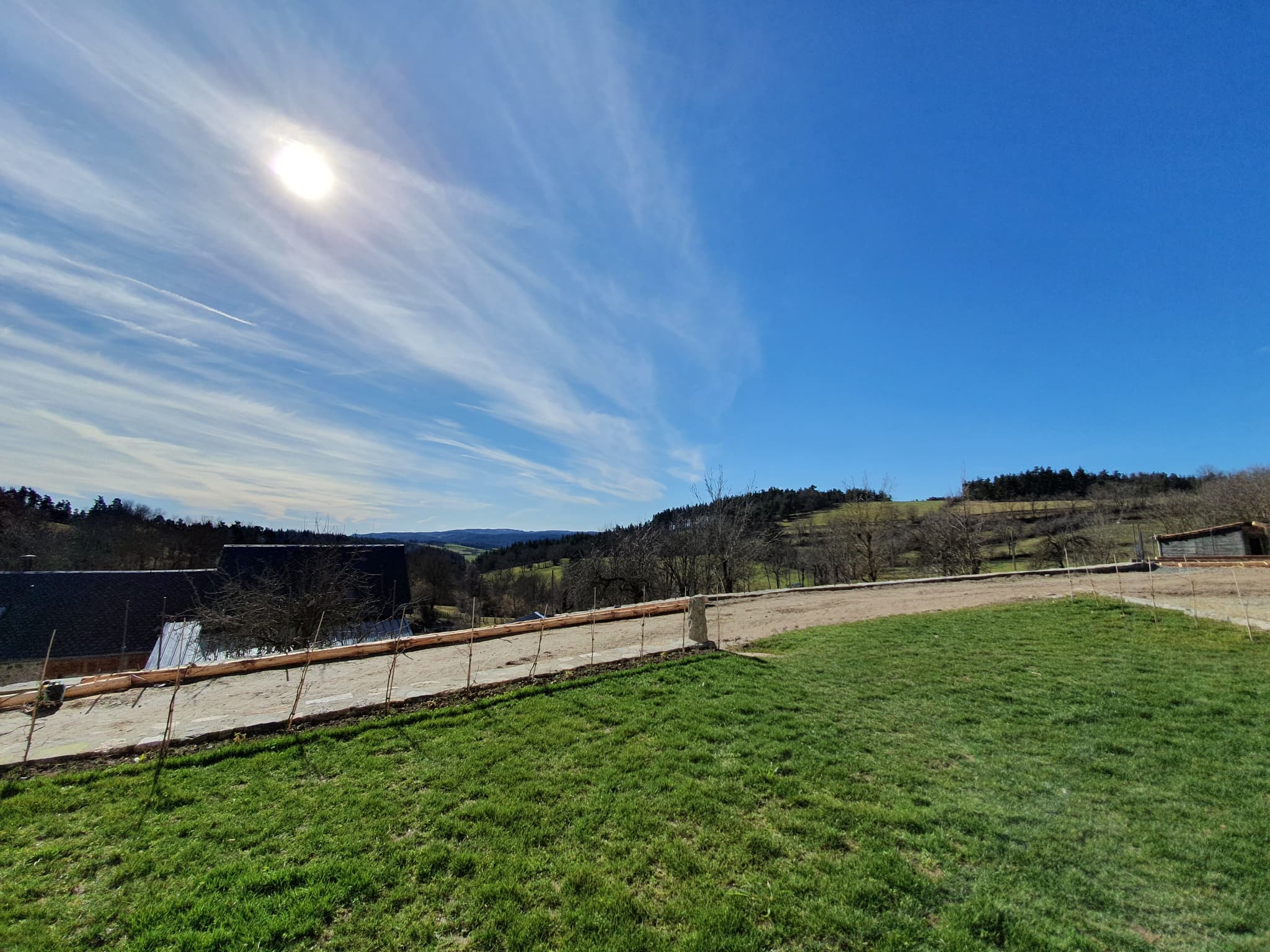 Vue extérieure depuis la porte d'entrée du gîte