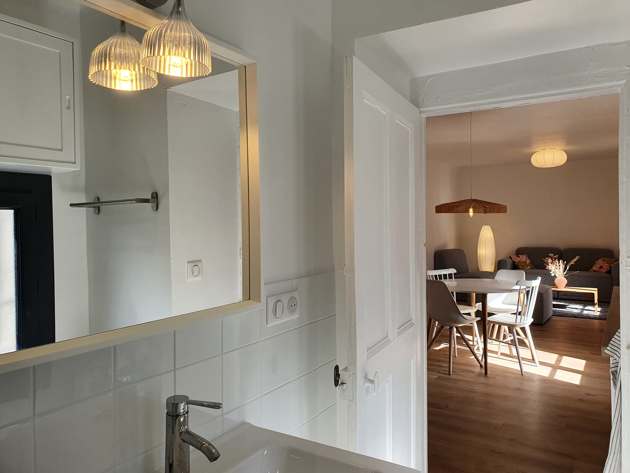 Vue salon/cuisine depuis la salle de bain - Les corniches du Méjean