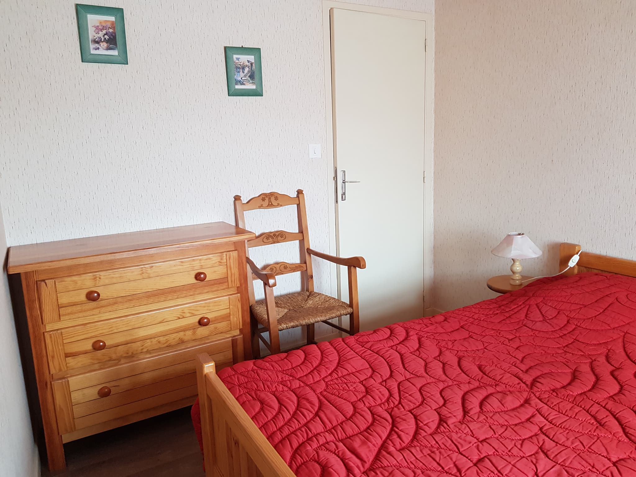 1ère Chambre - lit 2 places avec commode et fauteuil