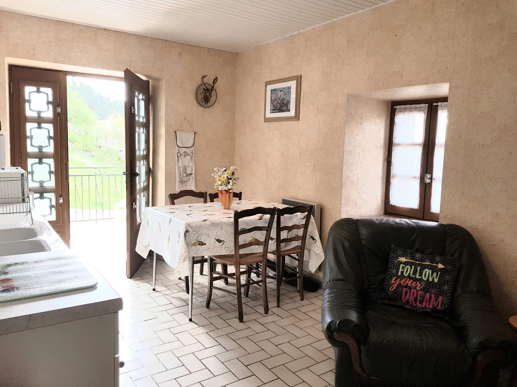 Pièce à vivre vue sur coin repas