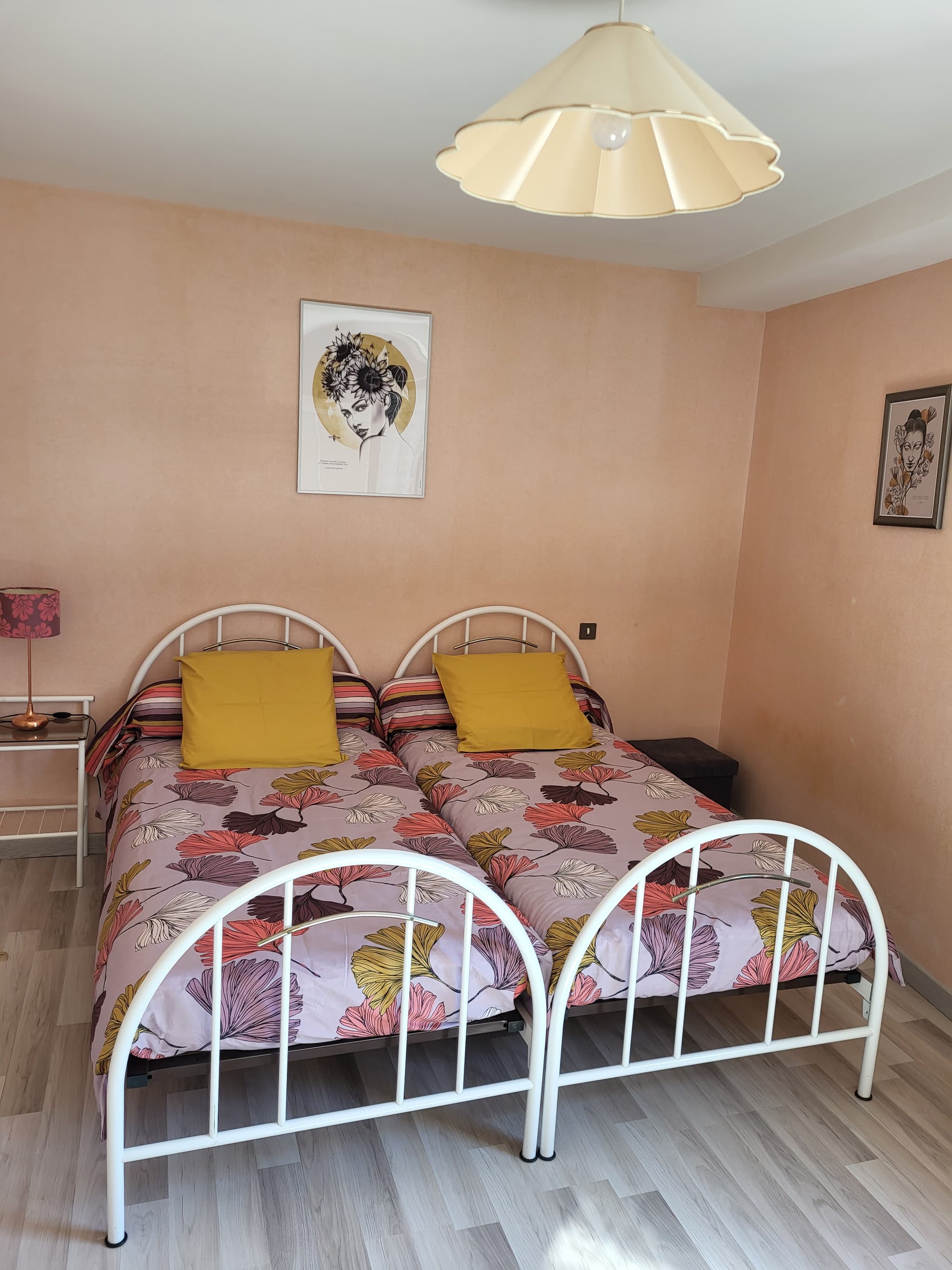 Chambre deuxième étage 2 lits en 90