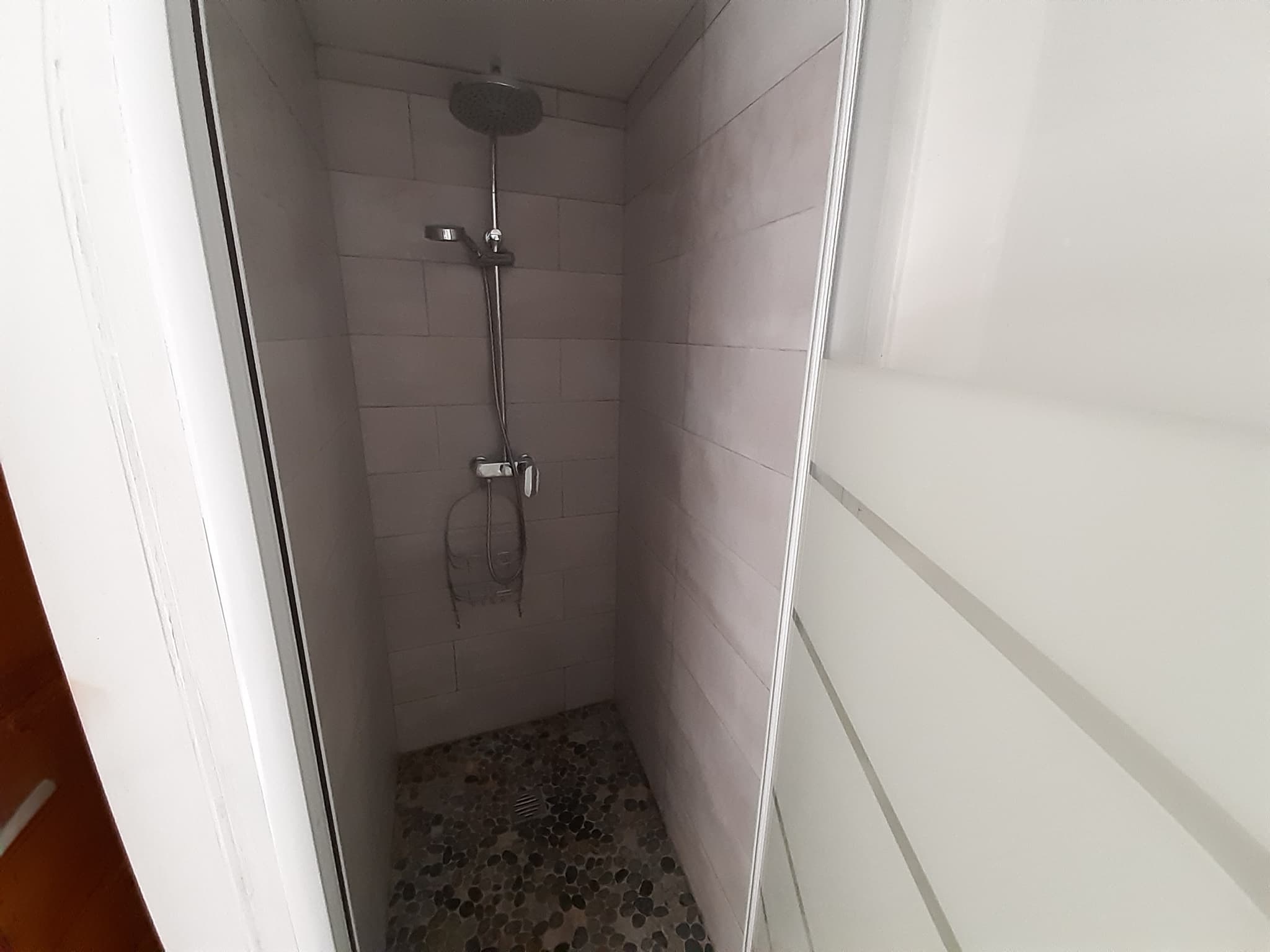 Grange du méjean-douche chambre 2