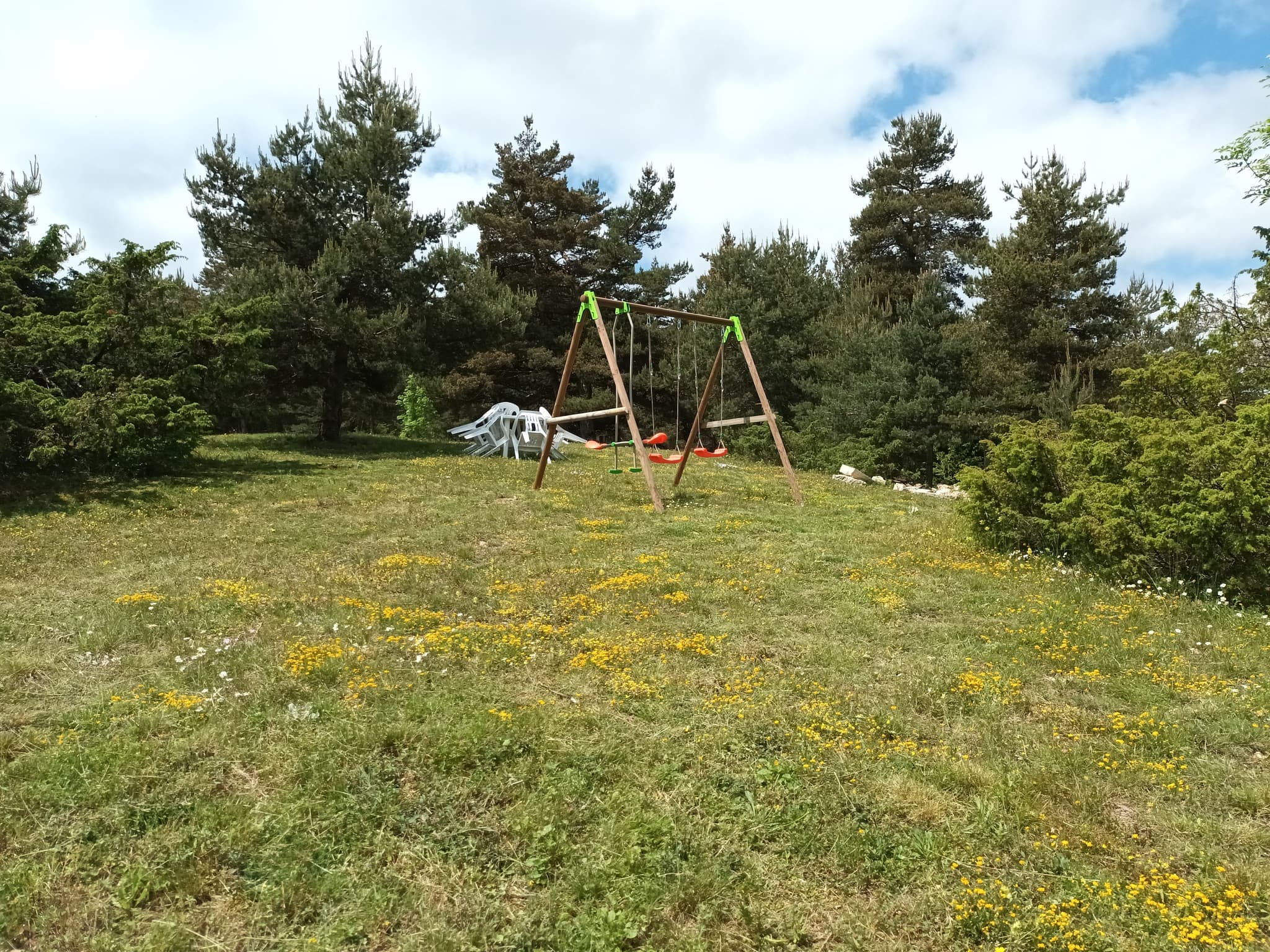 Terrain à l'arrière avec accès randonnée