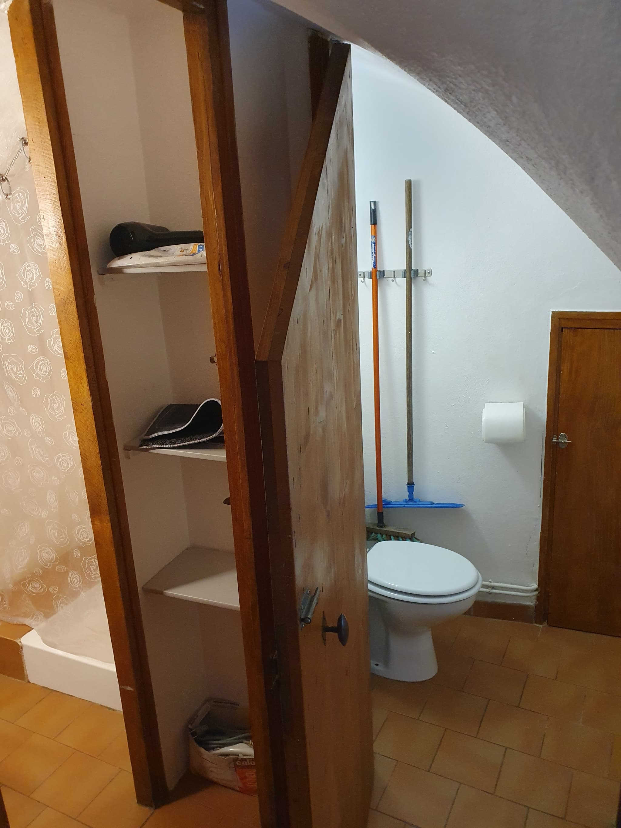 Couloir: WC et salle de bain séparés