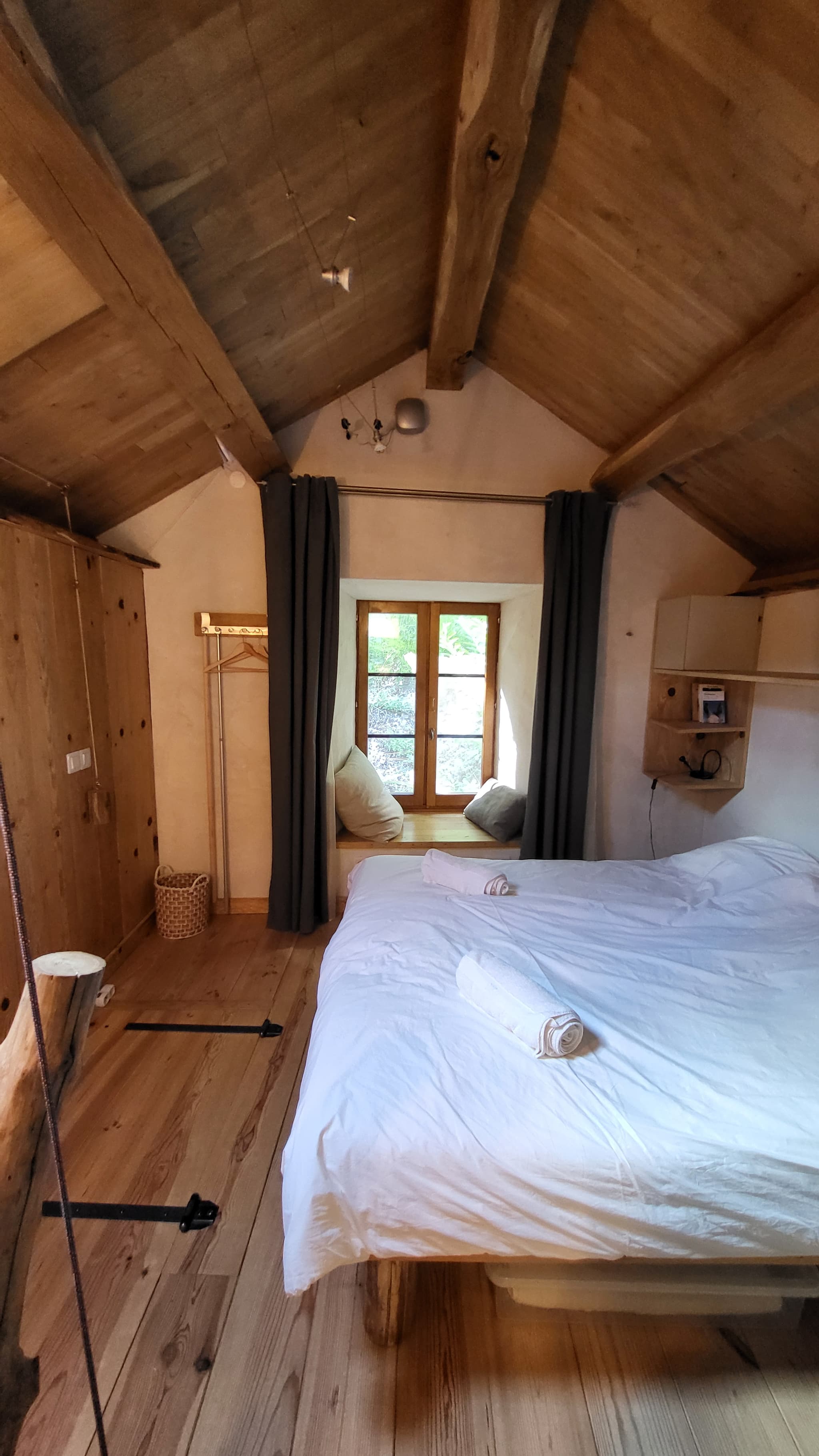 Vue sur la chambre depuis la salle de bain