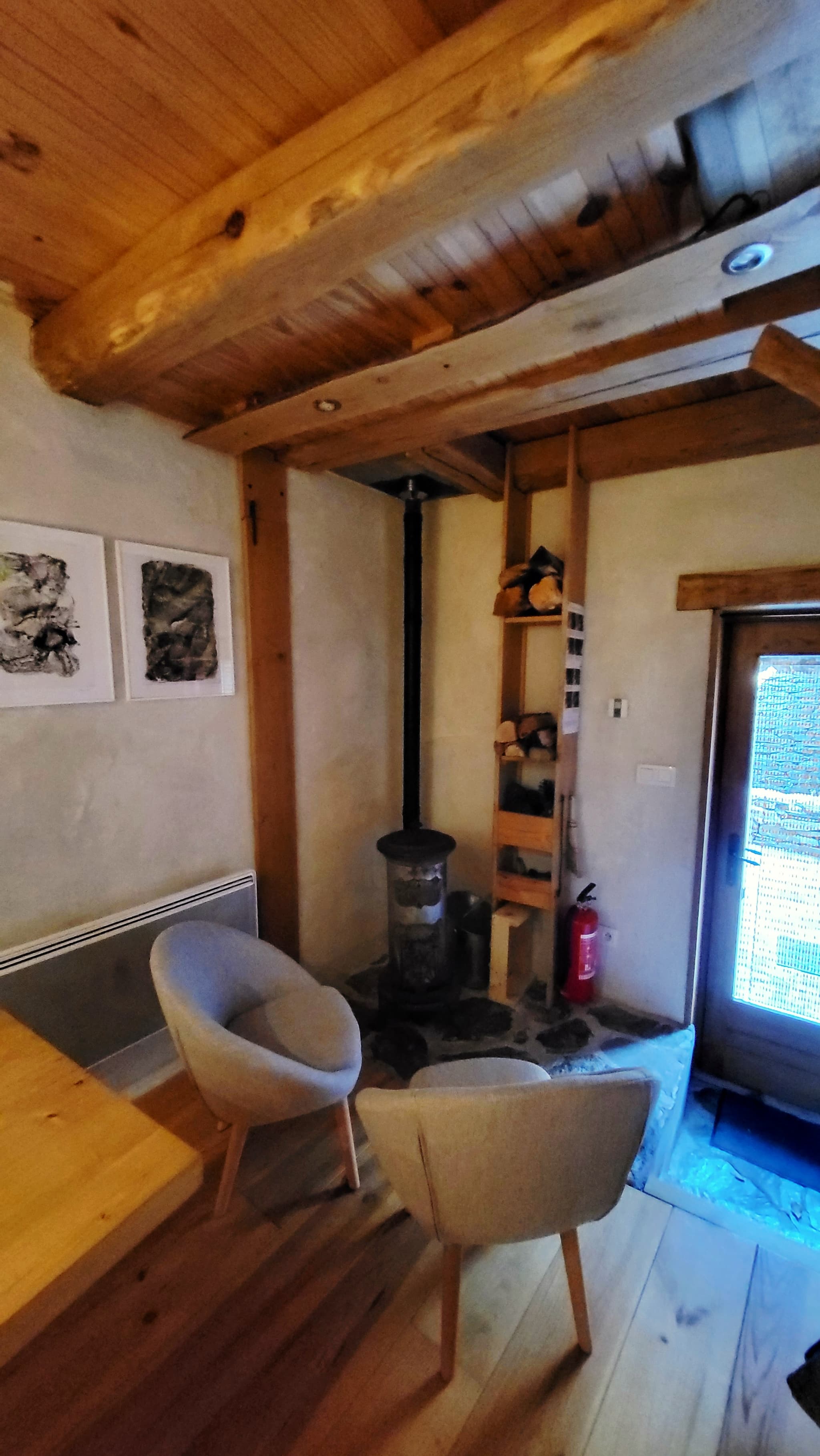Coin salon et poêle à bois