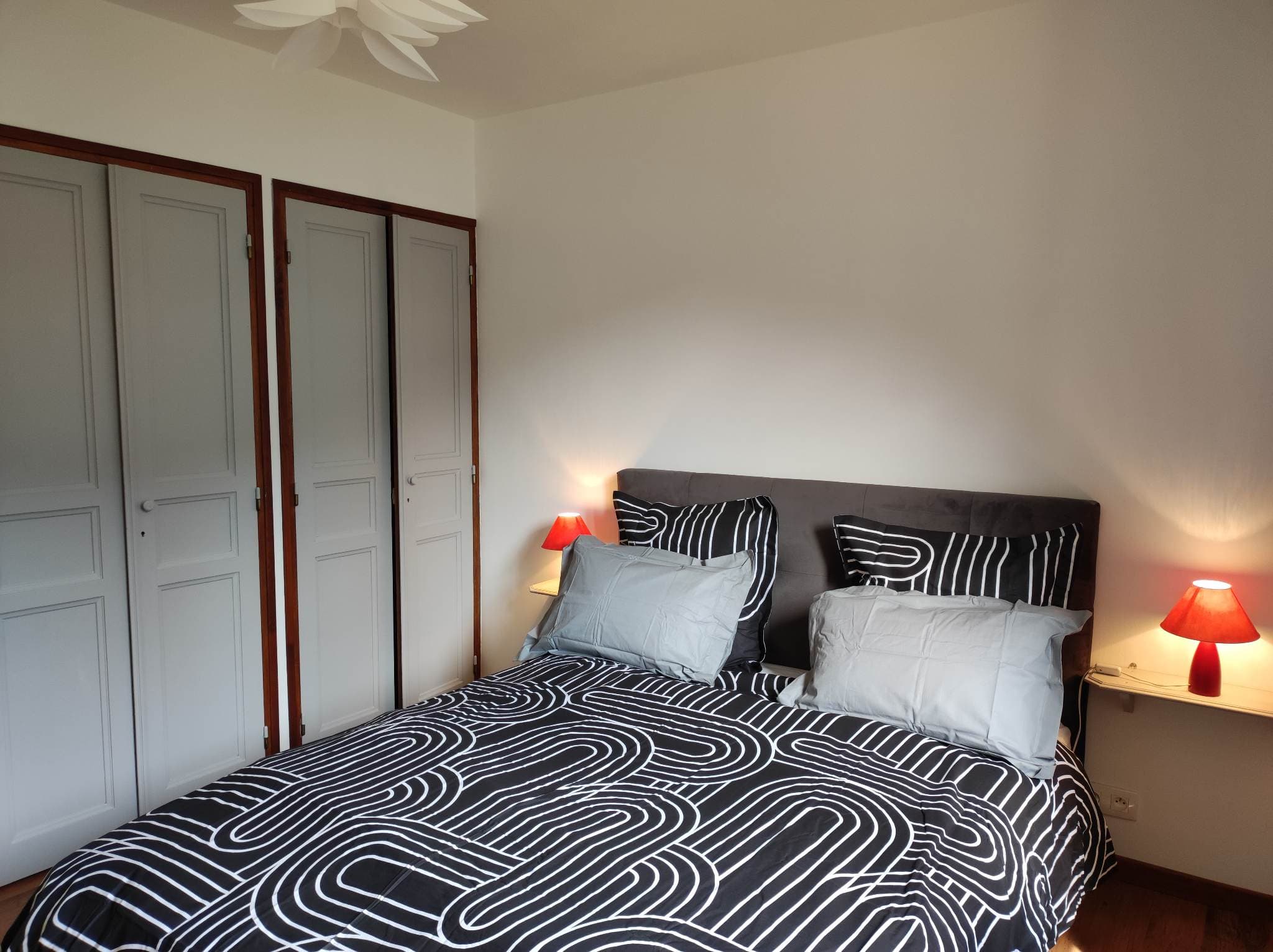 Chambre double avec lit en 160 et placards