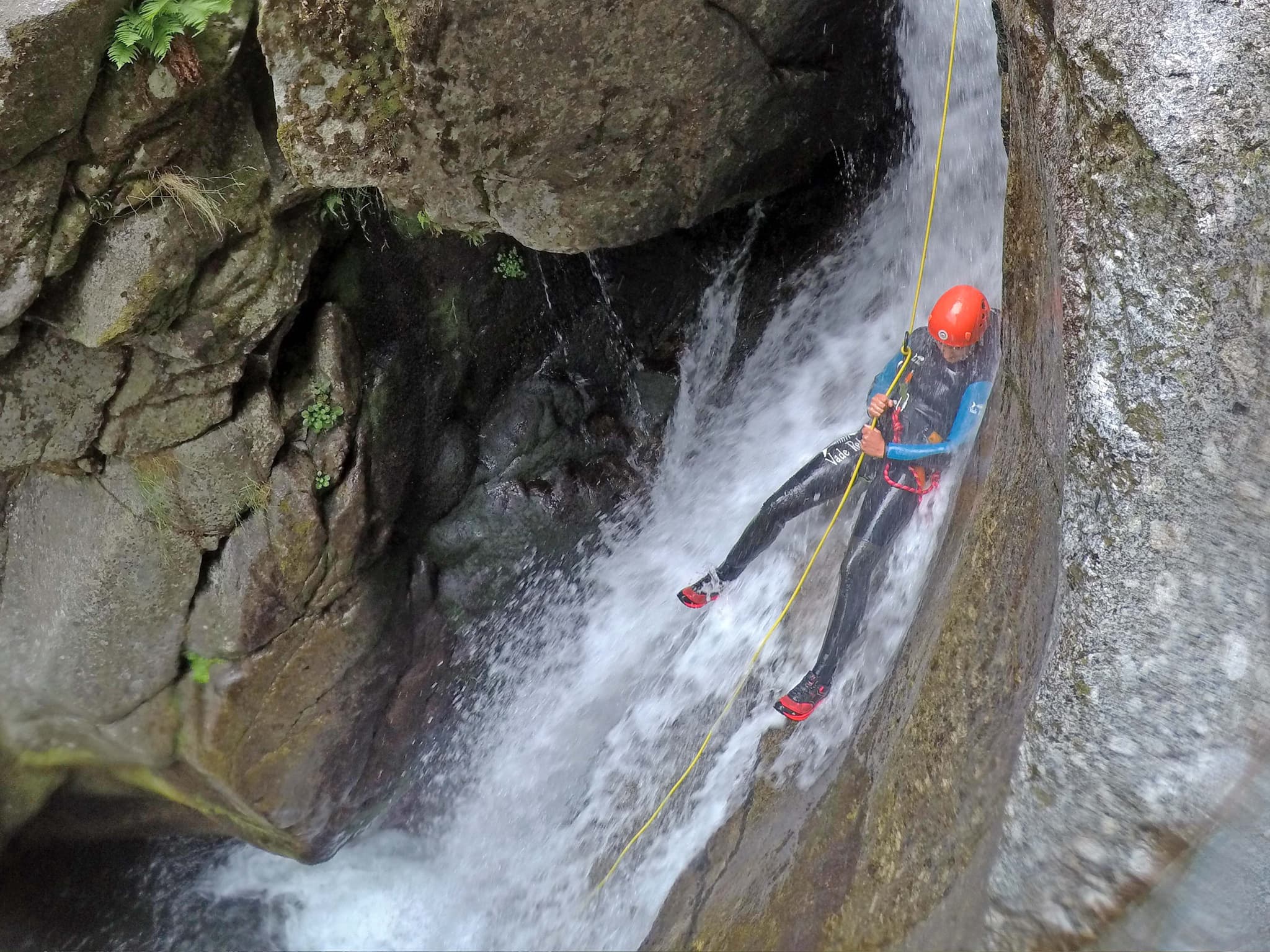 Canyoning sportif - Tapoul - rappel dans la cascade