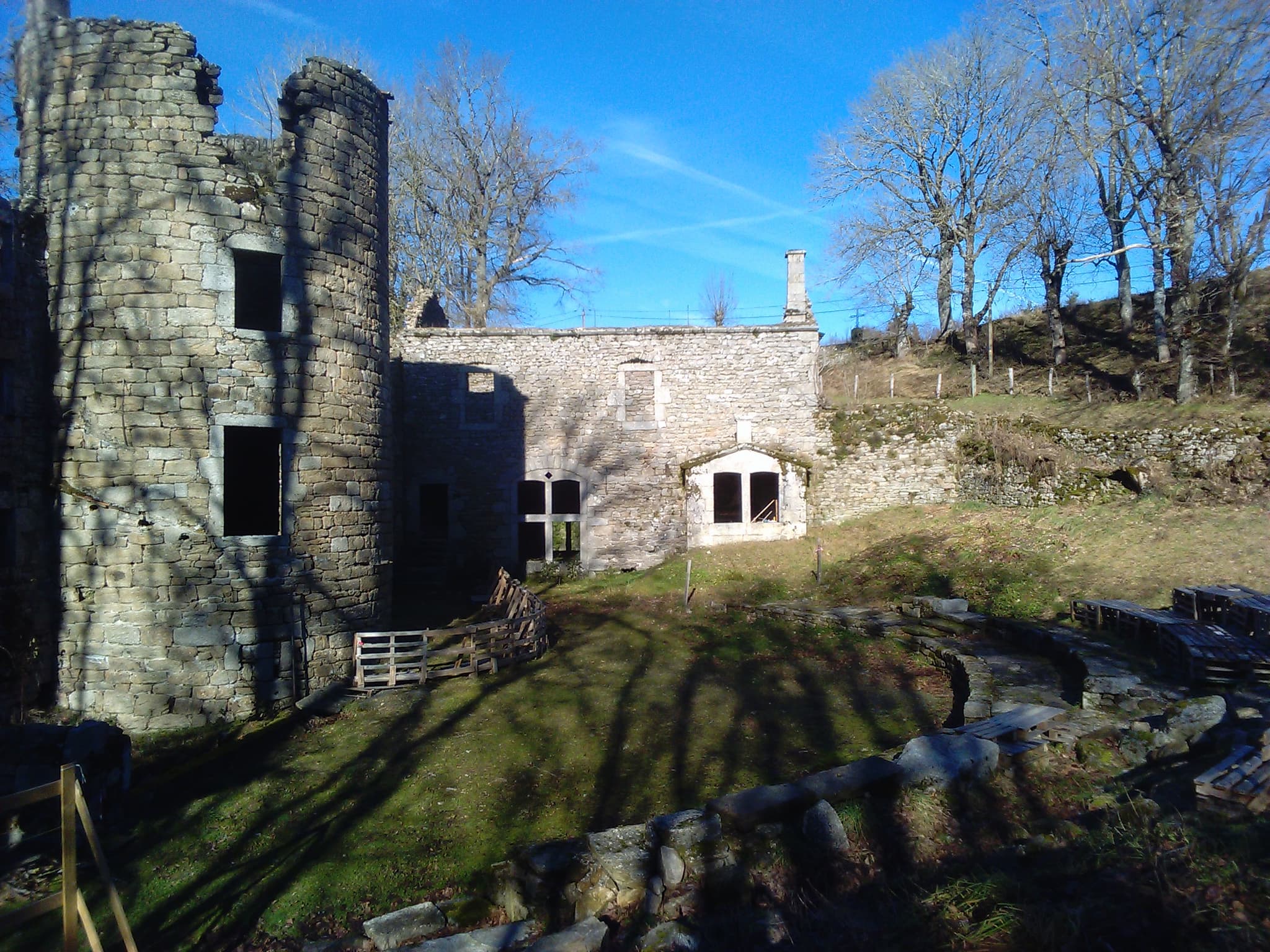 L'ampithéâtre et la tour ronde et un bâtiment annexe