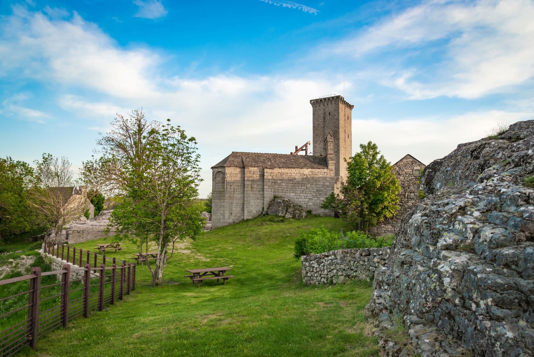 Tour et chapelle castrale d'Apcher