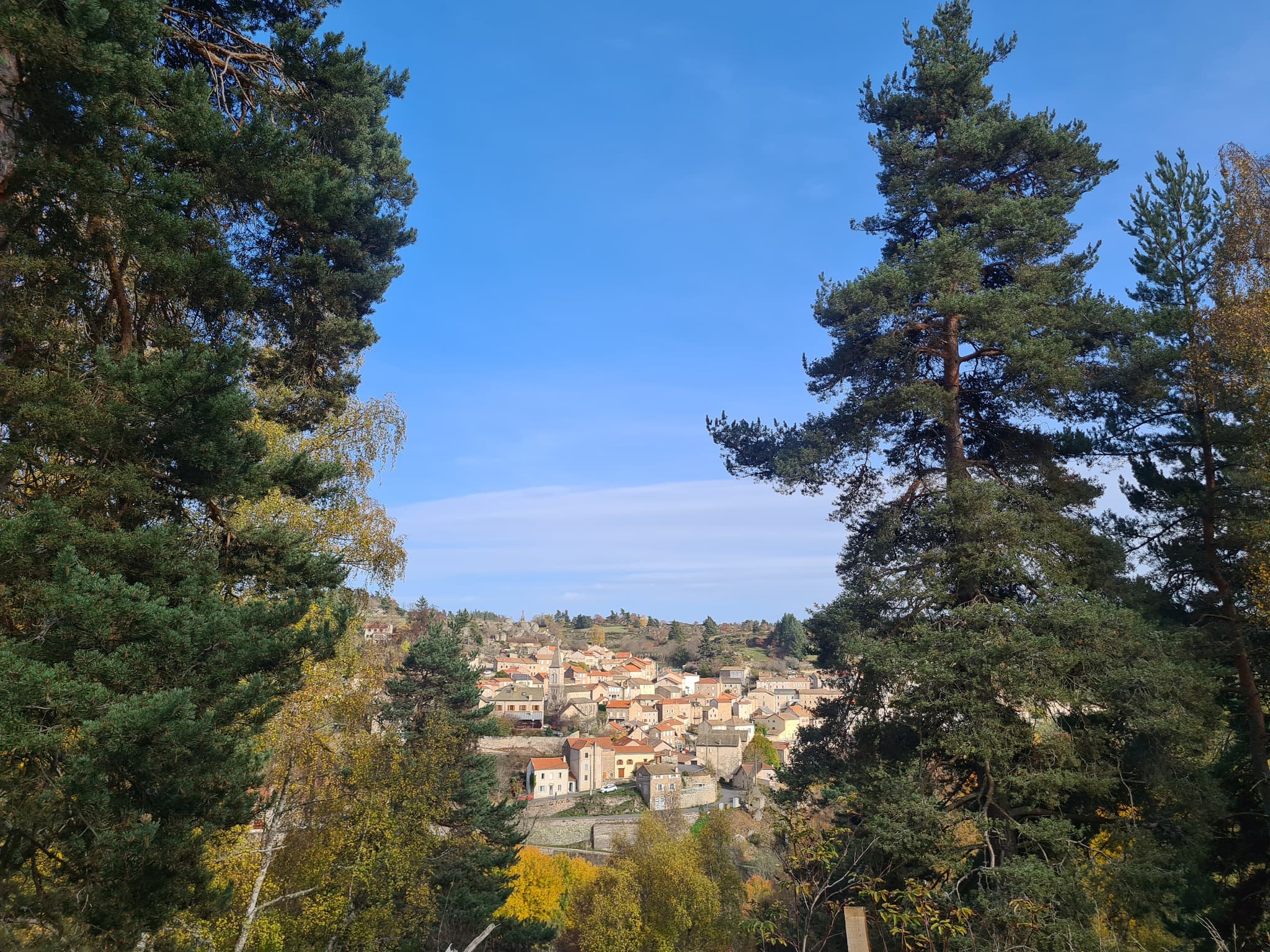 Vue sur le village d'Auroux dans la vallée du Chapeauroux