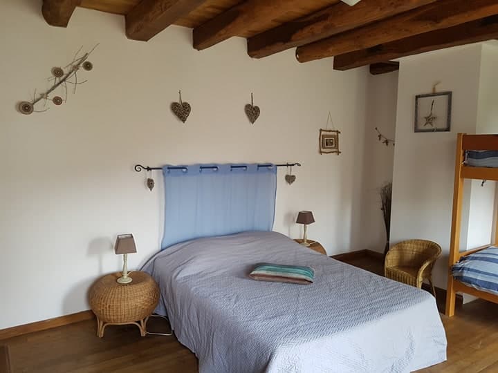 Chambre avec lit double et 2 lits superposés